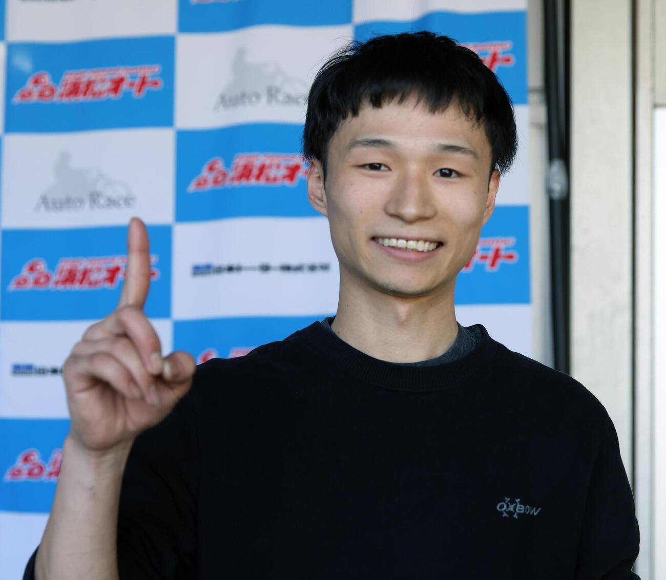 予選3Rで1着の福岡鷹は1番ポーズを決める（撮影・柴田隆二）