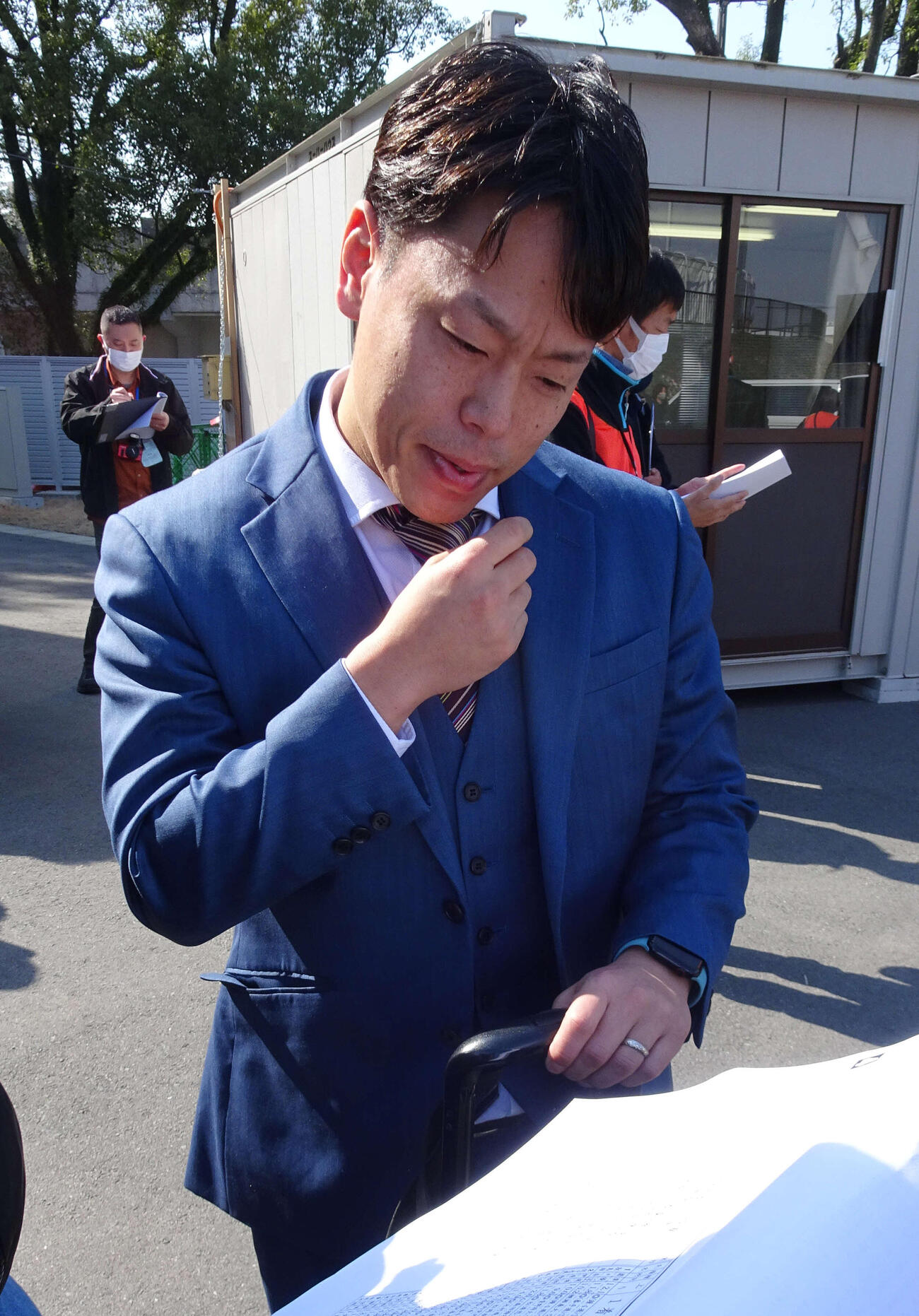 熊本競輪　川津悠揮が1予4Rの仮番組を見て思案顔