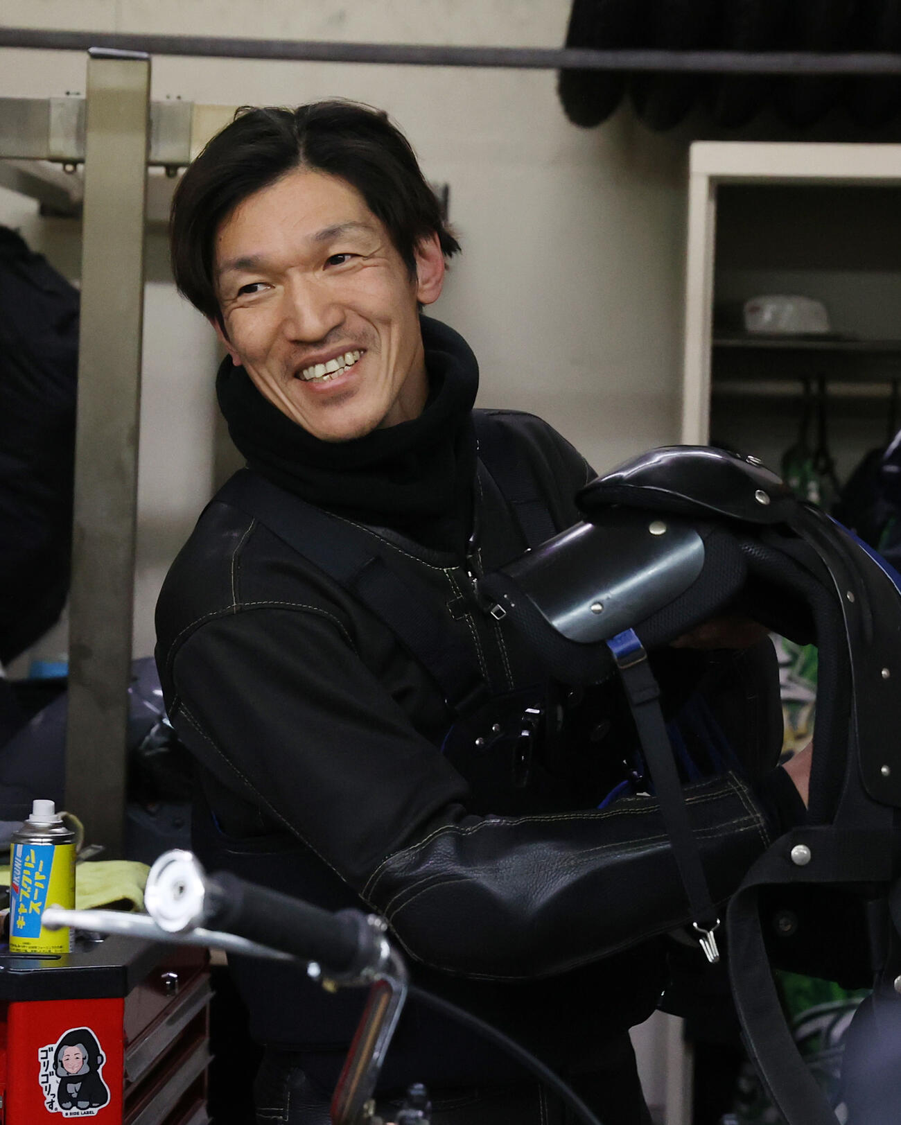 予選1Rで1着の松本康は笑顔を見せる（撮影・柴田隆二）