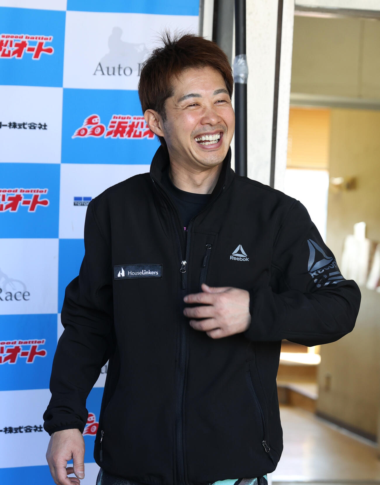 最終予選7Rで1着の金子大輔は笑顔を見せる（撮影・柴田隆二）