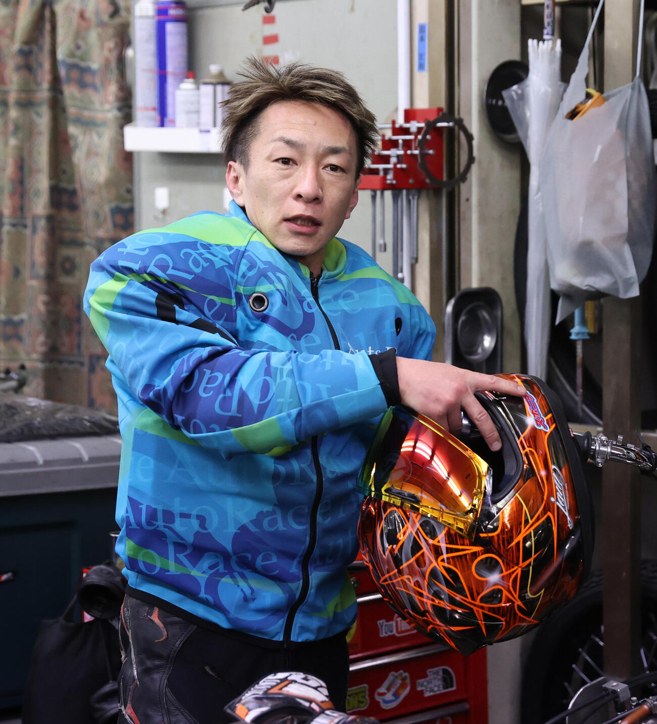 最終予選8Rで1着の鈴木宏和はヘルメットを脱ぐ（撮影・柴田隆二）
