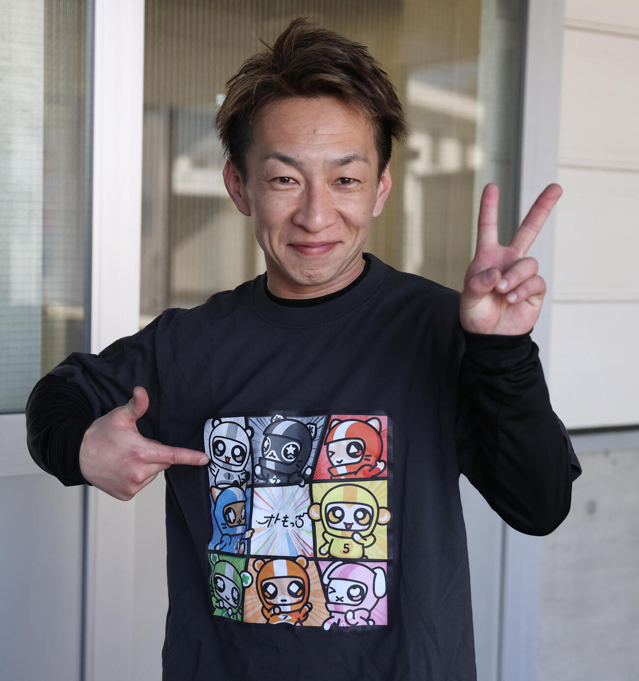 最終予選8Rで1着の鈴木宏和はVサインする（撮影・柴田隆二）