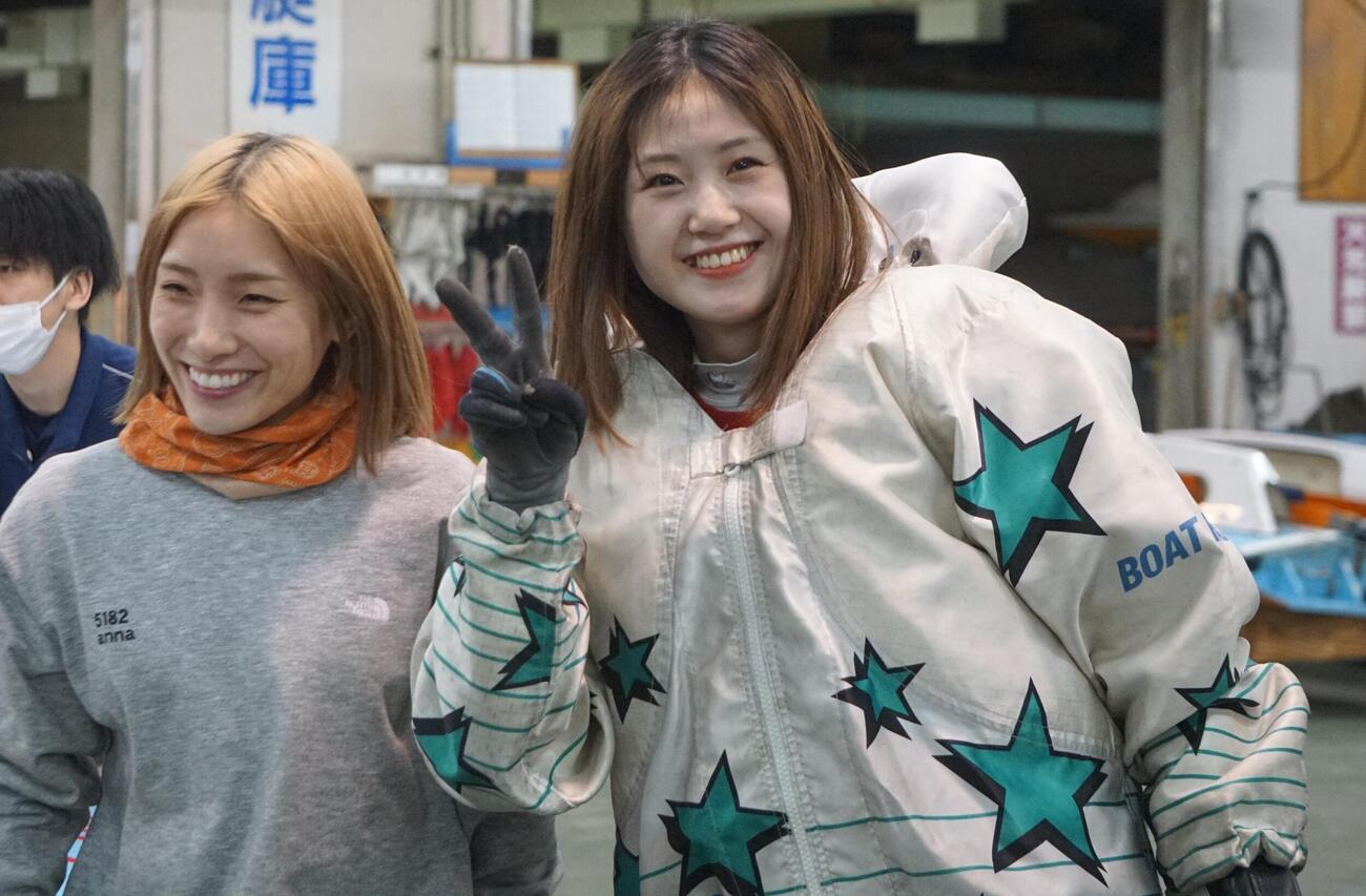 女子準優9R、逃げ切ってデビュー初優出を決めた野田彩加は笑顔でVサイン