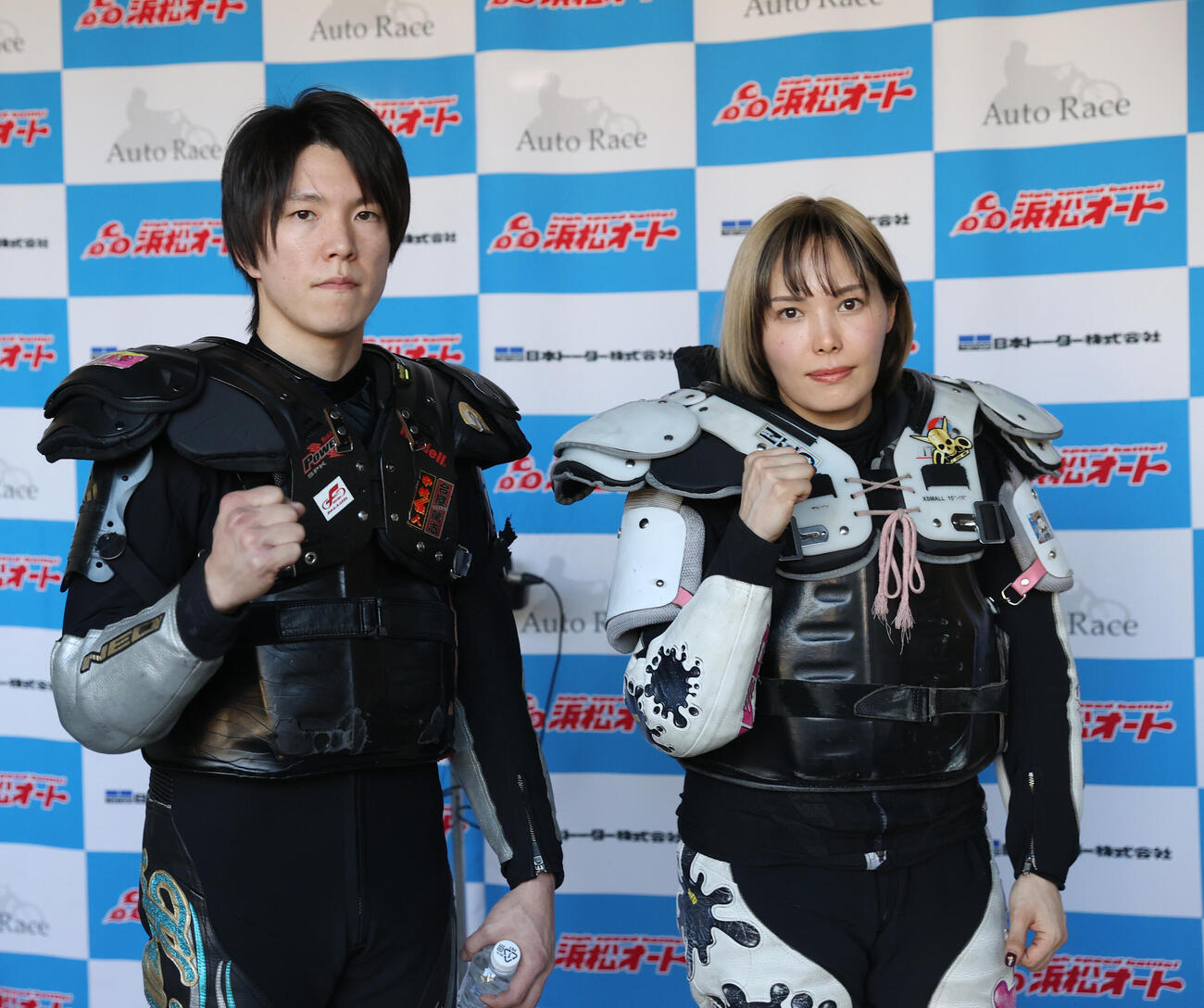 決勝戦12Rで1着の鈴木圭一郎（左）と2着の佐藤摩弥（撮影・柴田隆二）