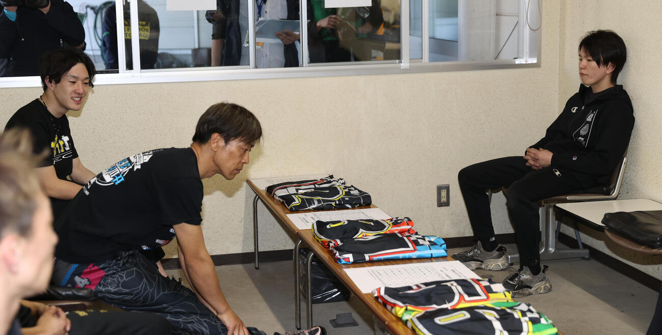 優勝戦の枠番選択を前に、左から黒川京介、青山周平、鈴木圭一郎（撮影・柴田隆二）