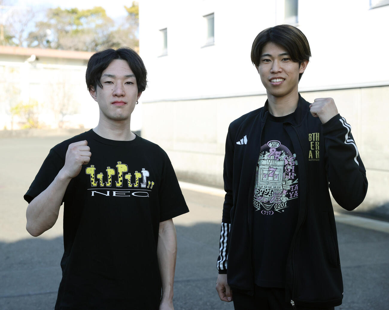準決勝戦11Rで1着の黒川京介（左）と2着の長田稚也はガッツポーズする（撮影・柴田隆二）