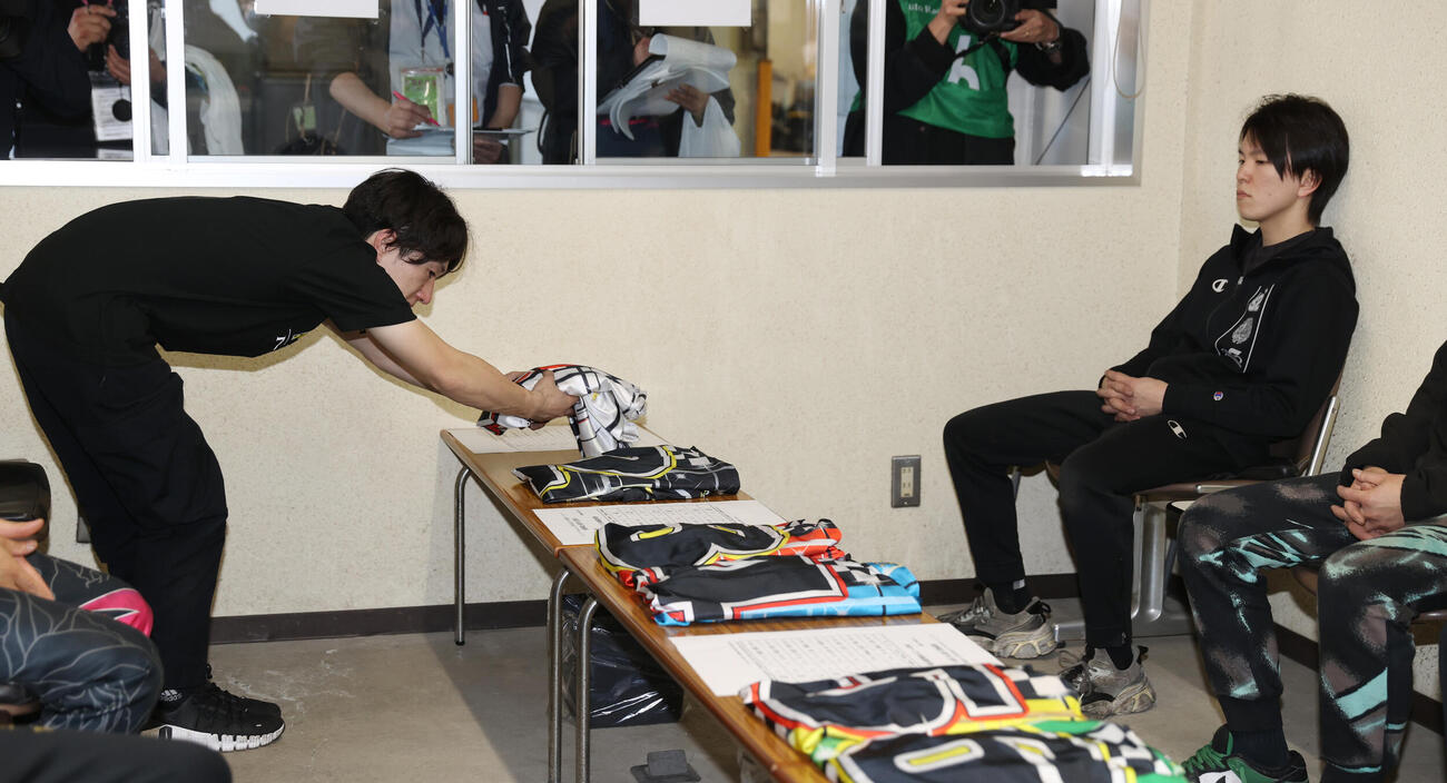 優勝戦の枠番選択で1枠を選ぶ黒川京介（左）、2枠の鈴木圭一郎（撮影・柴田隆二）