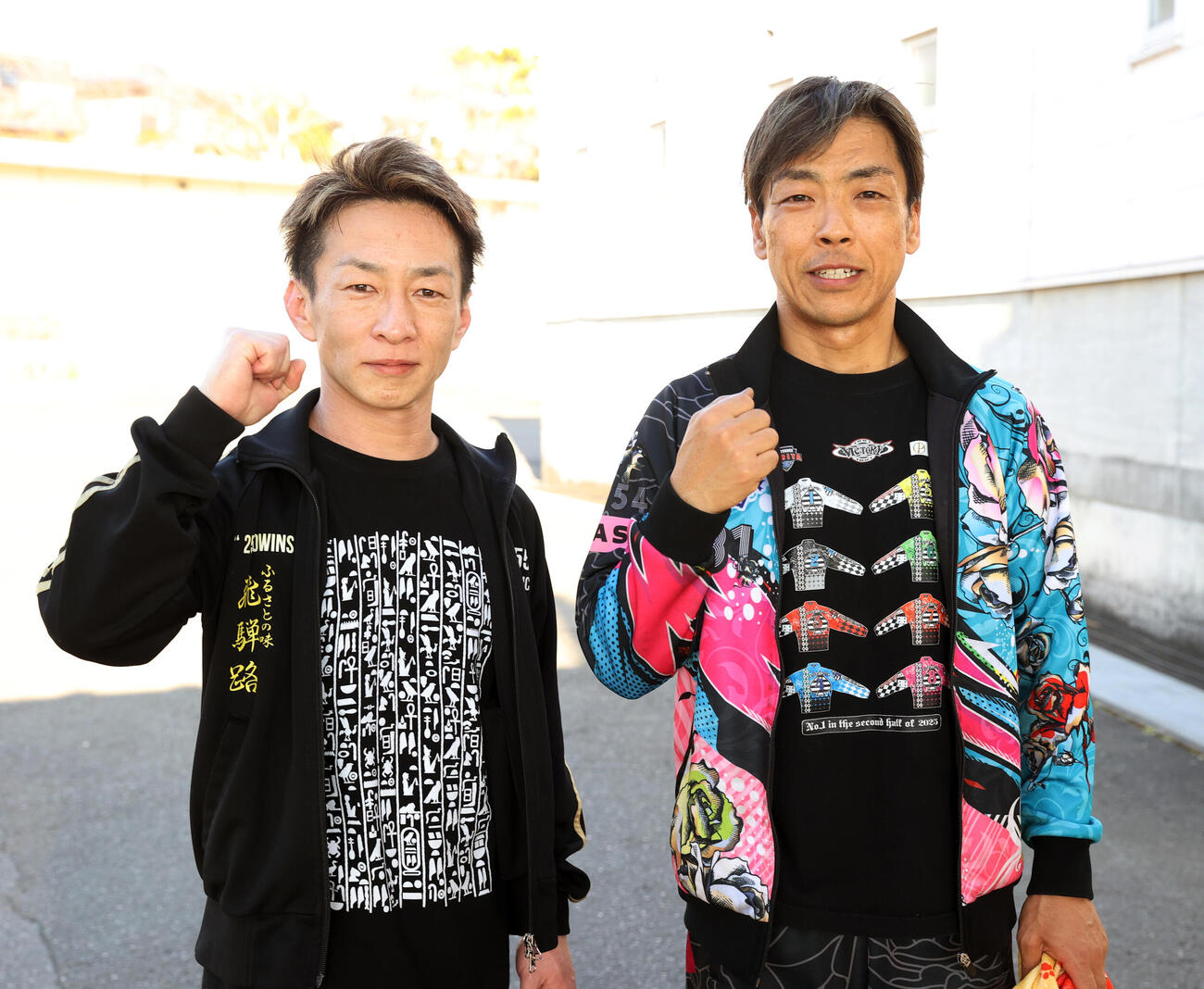 準決勝戦10Rで1着の青山周平（右）と2着の鈴木宏和はガッツポーズする（撮影・柴田隆二）