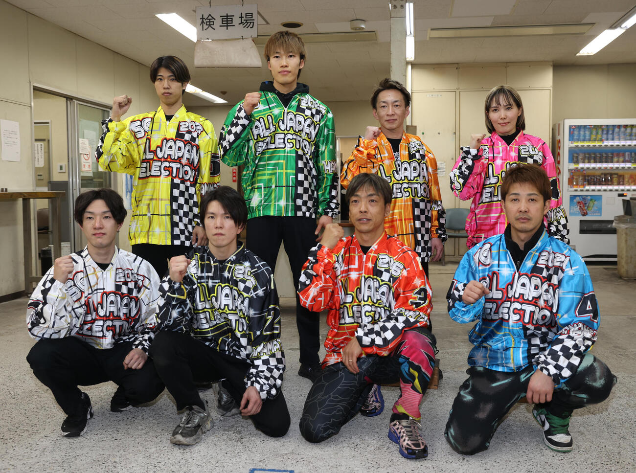 優勝戦出場選手の記念撮影、前列左から黒川京介、鈴木圭一郎、青山周平、金子大輔、後列左から長田稚也、佐藤励、鈴木宏和、佐藤摩弥（撮影・柴田隆二）