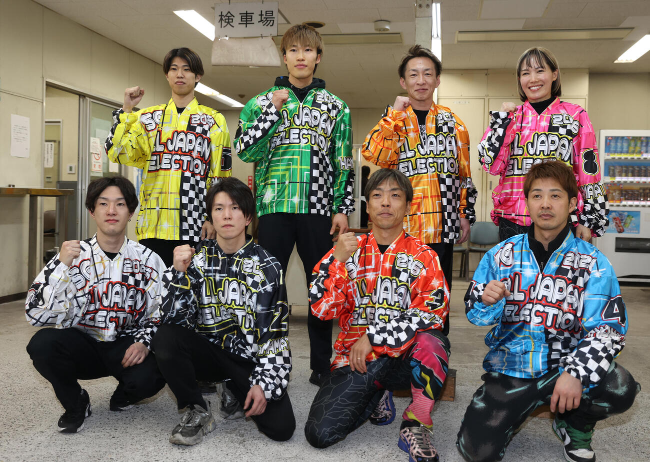 優勝戦出場選手の記念撮影、前列左から黒川京介、鈴木圭一郎、青山周平、金子大輔、後列左から長田稚也、佐藤励、鈴木宏和、佐藤摩弥（撮影・柴田隆二）