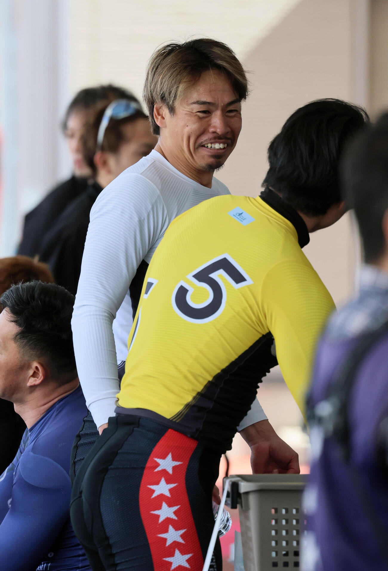 熊本3Rを制した浅井康太は、2着の志田龍星（手前）と笑顔を見せる（撮影・宮崎幸一）