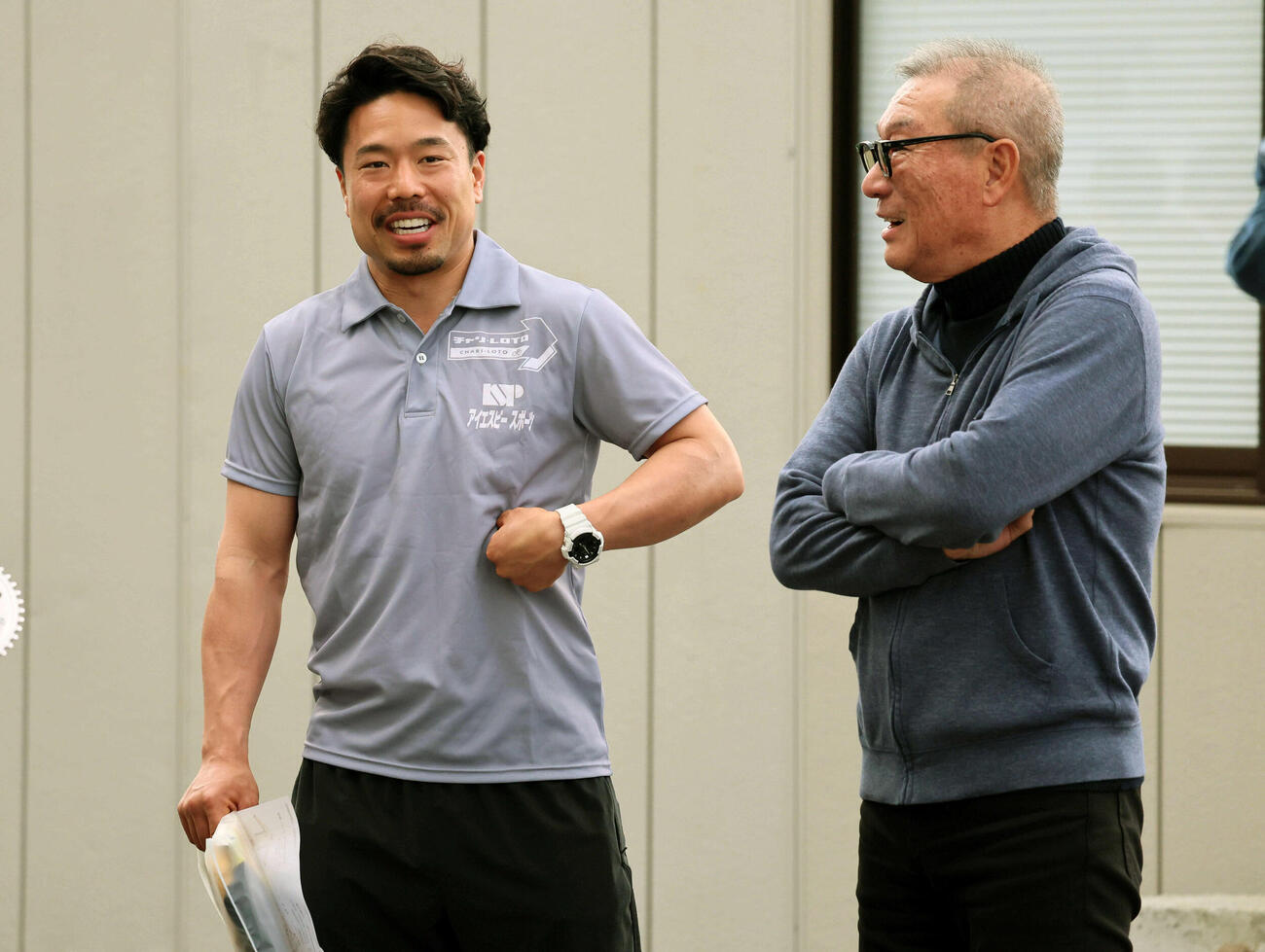 熊本10Rで2着となった古性優作は、中野浩一氏と談笑する（撮影・宮崎幸一）