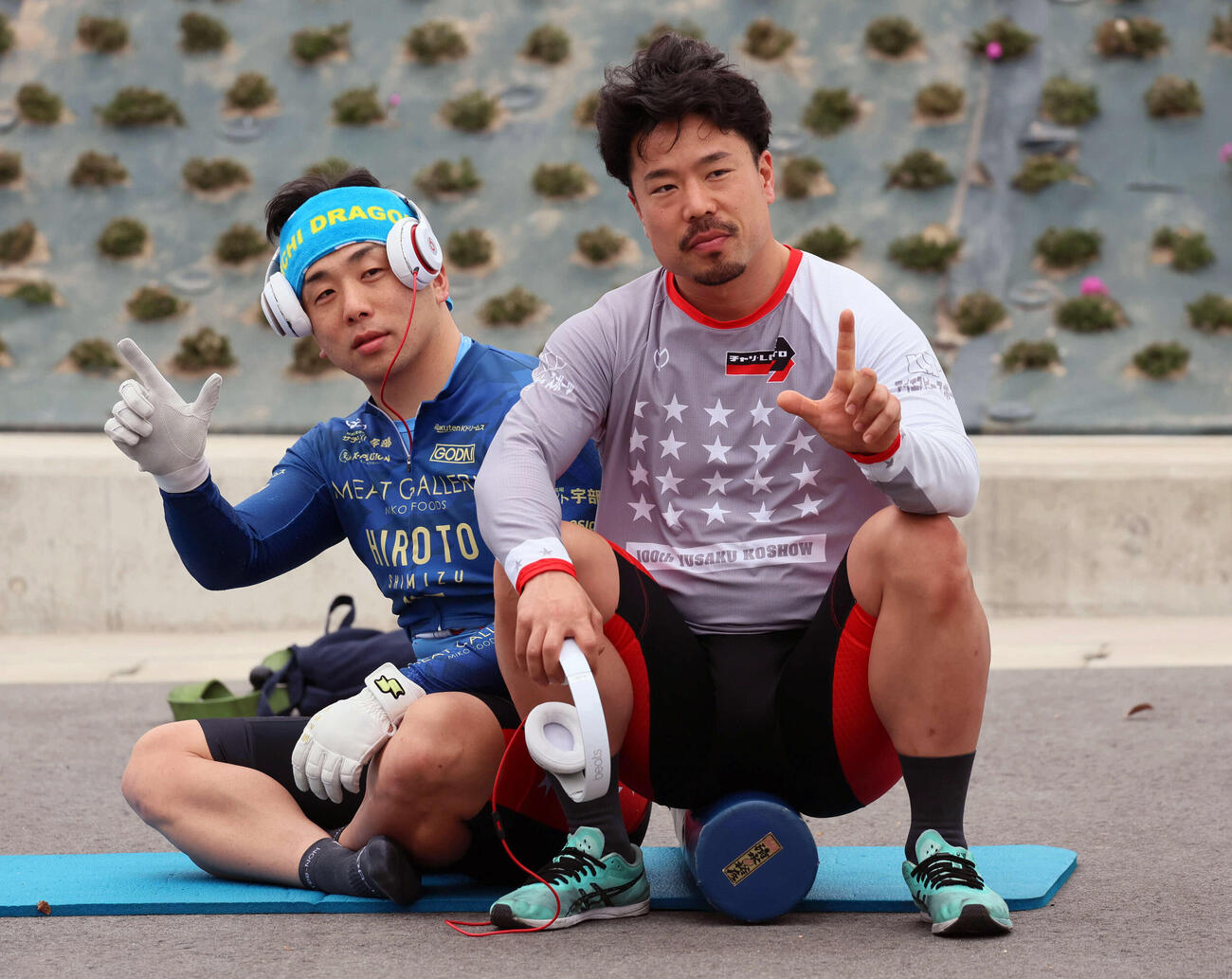 2人で揃いのポーズをとる古性優作と清水裕友