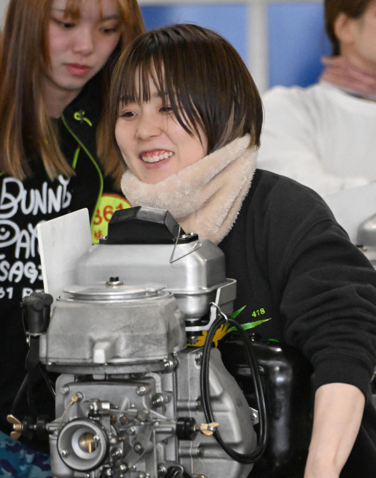 波に乗る桜本あゆみが、湖面を華麗に走り抜ける