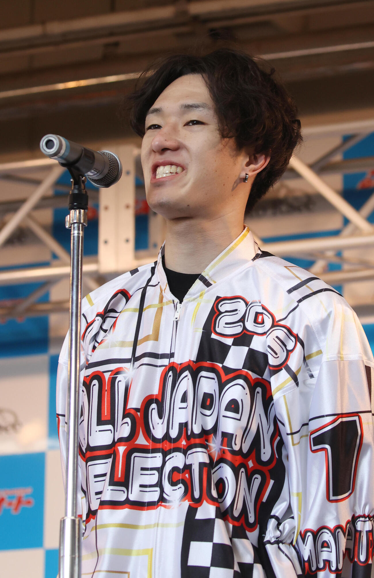 優勝戦出場選手セレモニーであいさつする黒川京介（撮影・柴田隆二）
