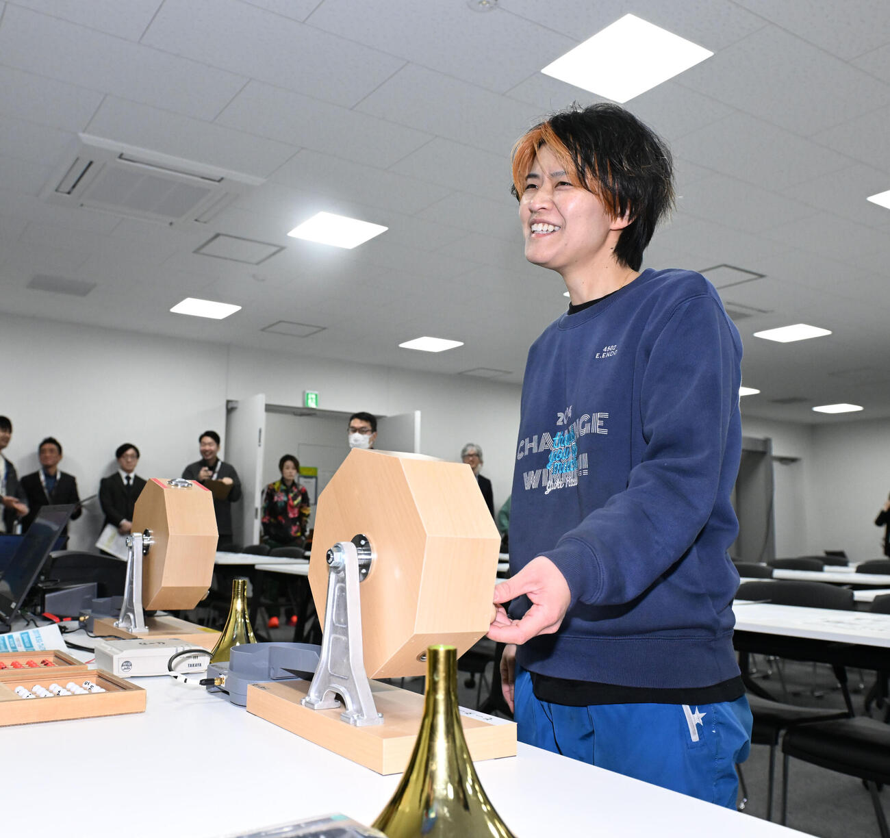 笑顔で抽選のリハーサルをする遠藤エミ（撮影・和賀正仁）