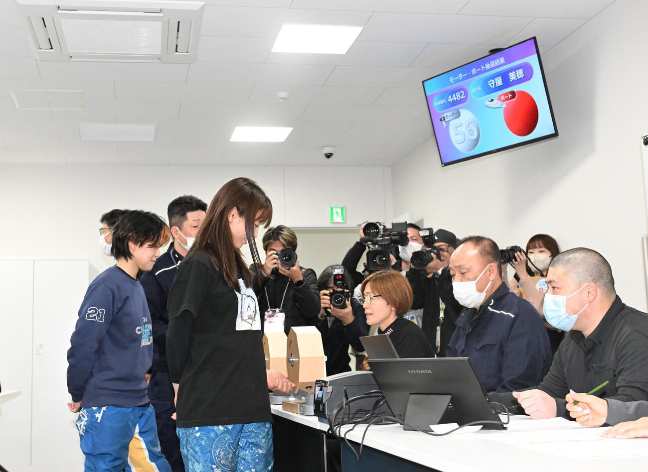 新しくなったボートとモーターの抽選をする守屋美穂（右）ら（撮影・和賀正仁）