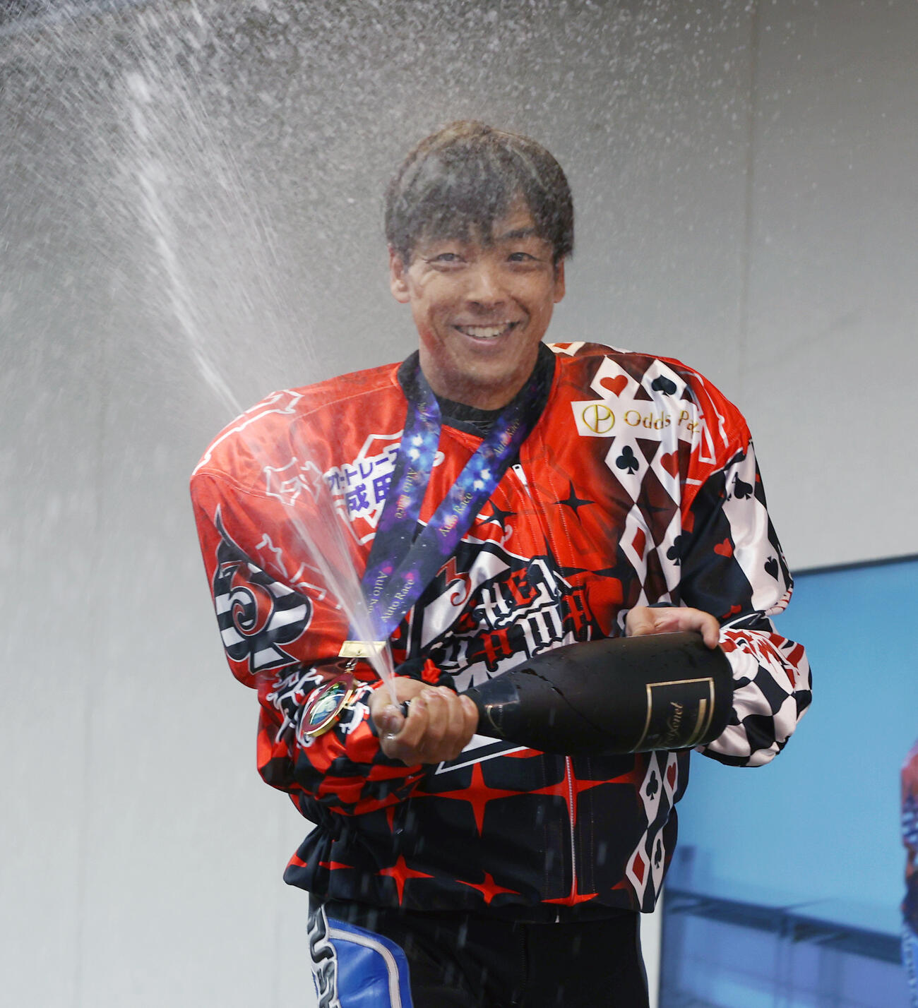 優勝した青山周平はシャンパンファイトする（撮影・柴田隆二）