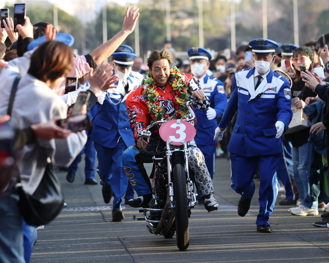 優勝した青山周平（中央）はファンの花道の中、表彰式に向かう（撮影・柴田隆二）