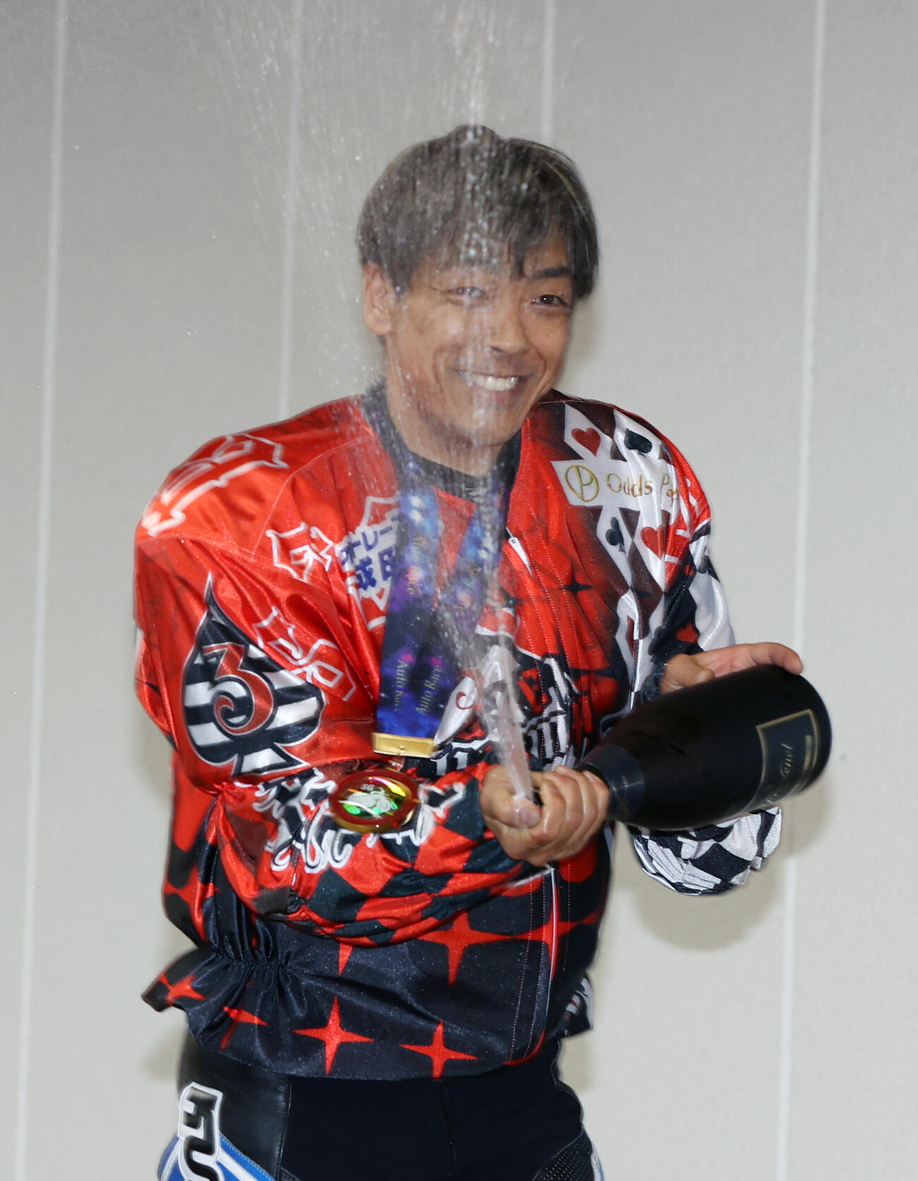 優勝した青山周平はシャンパンファイトする（撮影・柴田隆二）