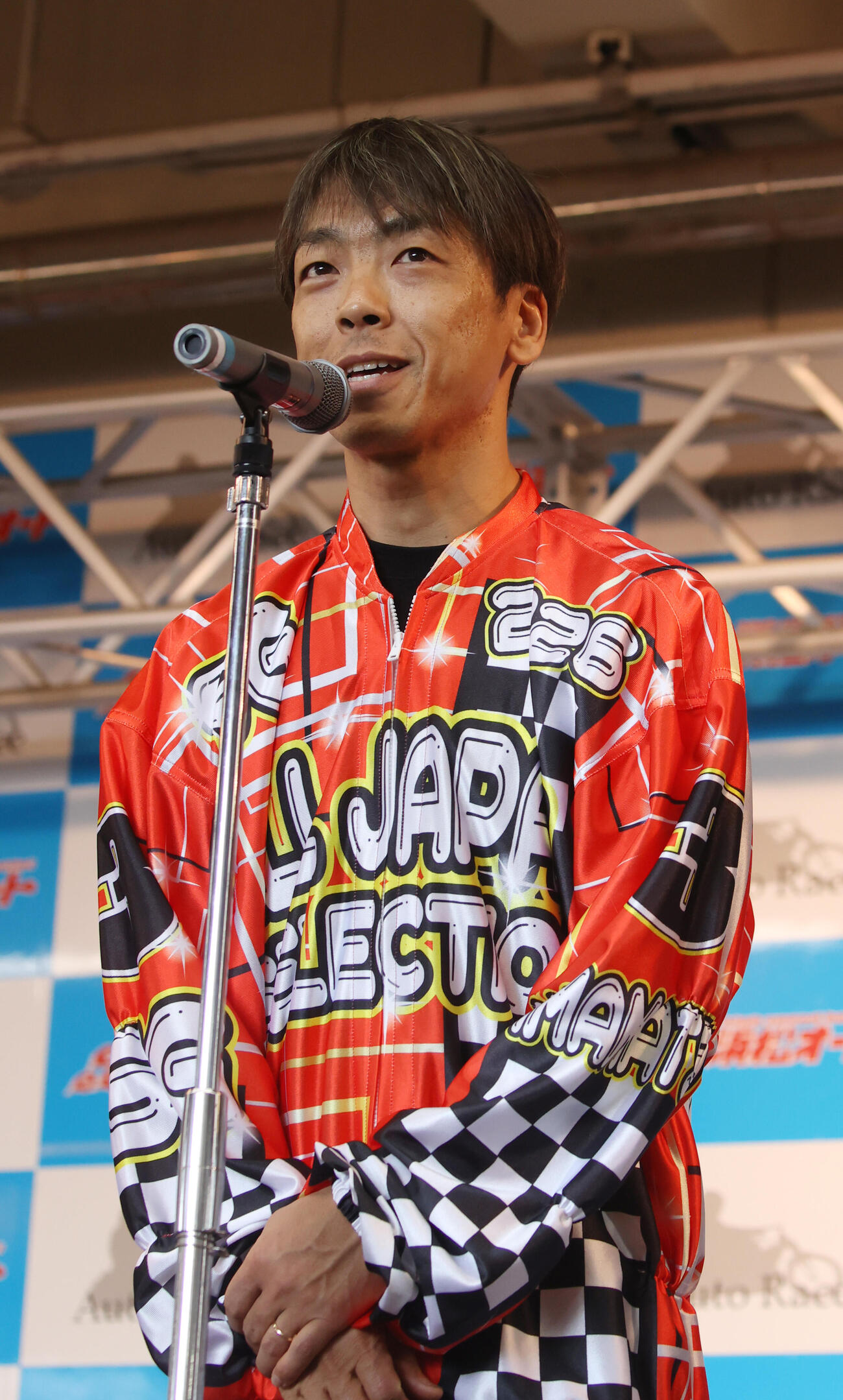 優勝戦出場選手セレモニーであいさつする青山周平（撮影・柴田隆二）