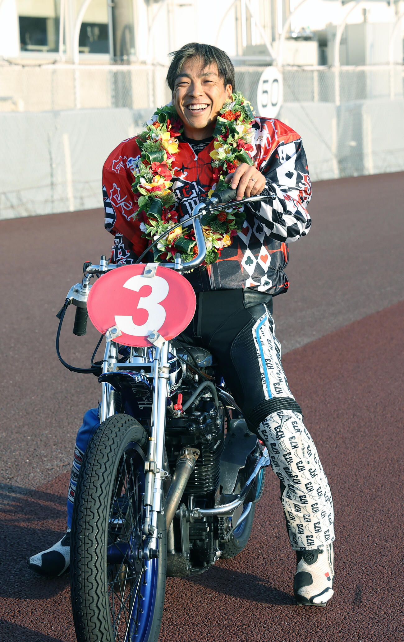 優勝した青山周平は笑顔を見せる（撮影・柴田隆二）