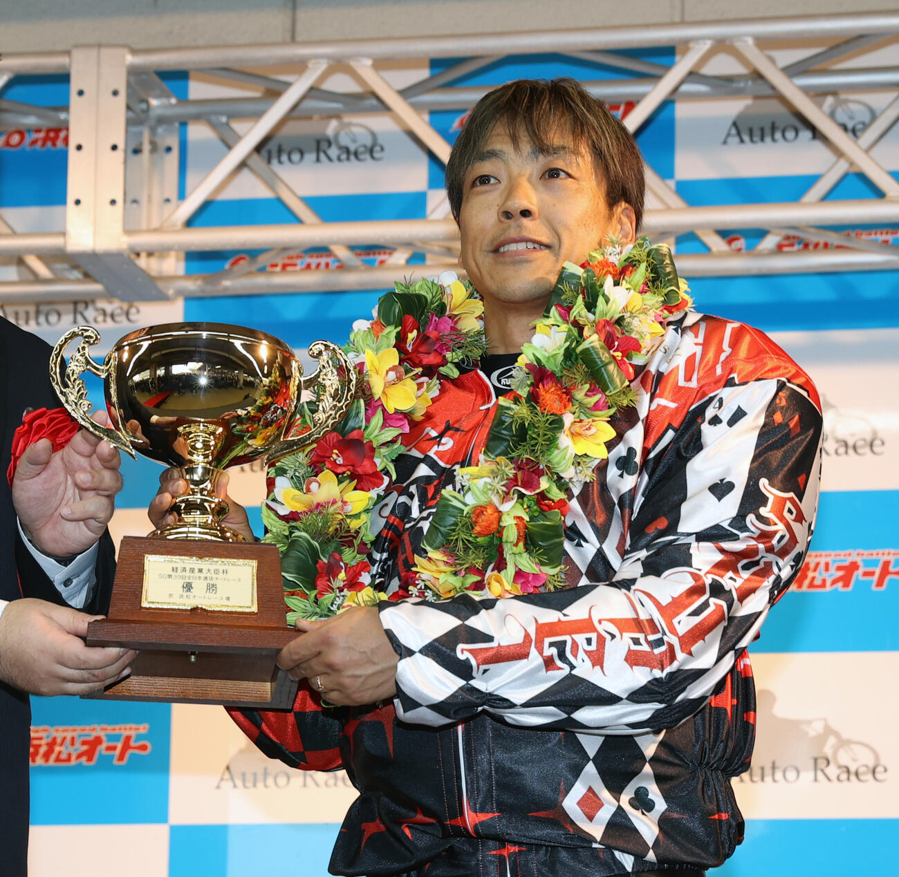優勝カップを掲げる青山周平（撮影・柴田隆二）