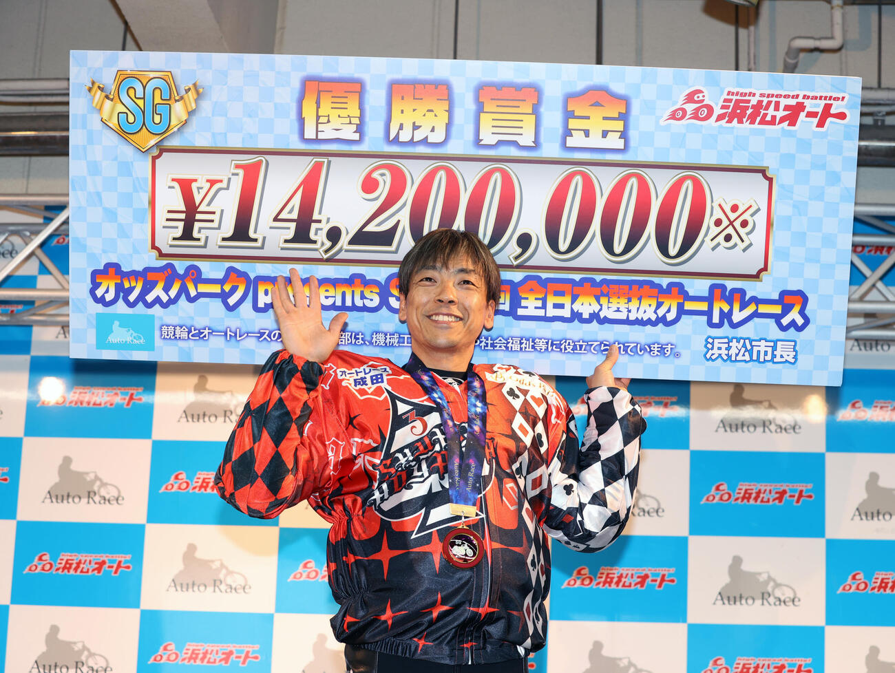 優勝した青山周平は賞金ボードを掲げる（撮影・柴田隆二）