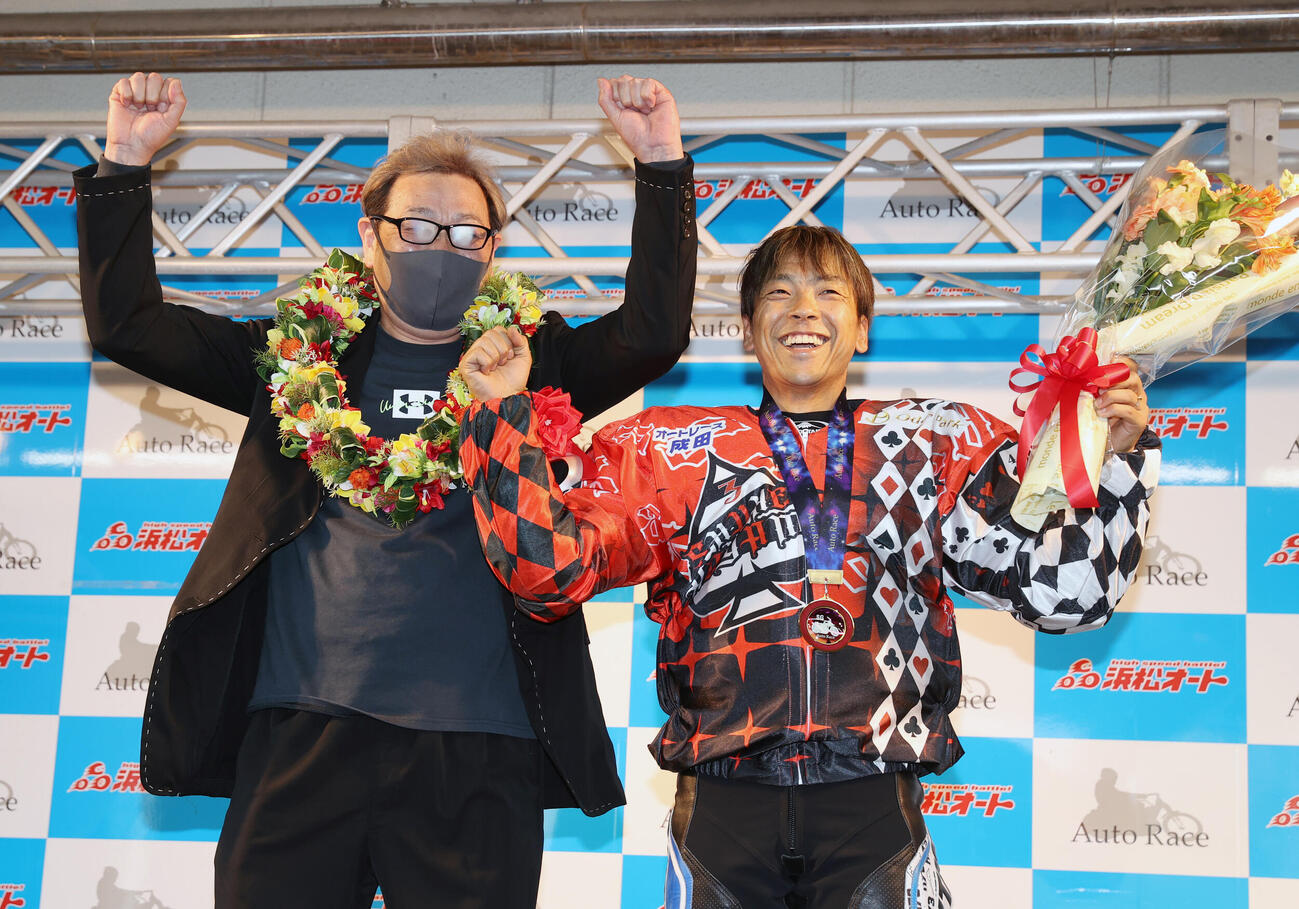 優勝した青山周平（右）はファン代表とガッツポーズする（撮影・柴田隆二）