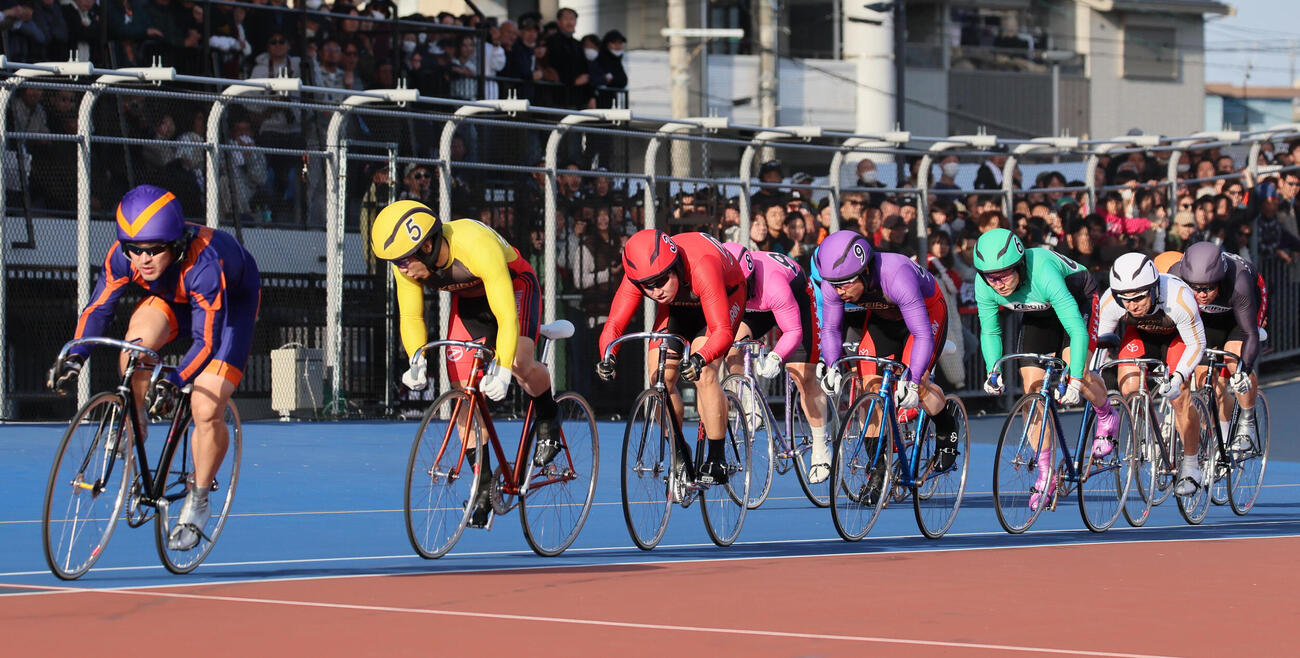 熊本12R決勝戦、先導車が外れ、ダッシュをかける寺崎浩平（左から2人目）と脇本雄太（同3人目）ら（撮影・宮崎幸一）