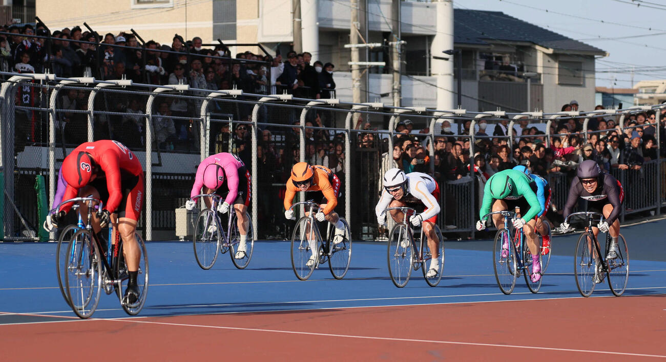 熊本12R決勝戦を制し、連覇を達成した脇本雄太（左手前）。2着には古性優作（同後方）、3着には山口拳矢（後方左から2人目）が入った（撮影・宮崎幸一）