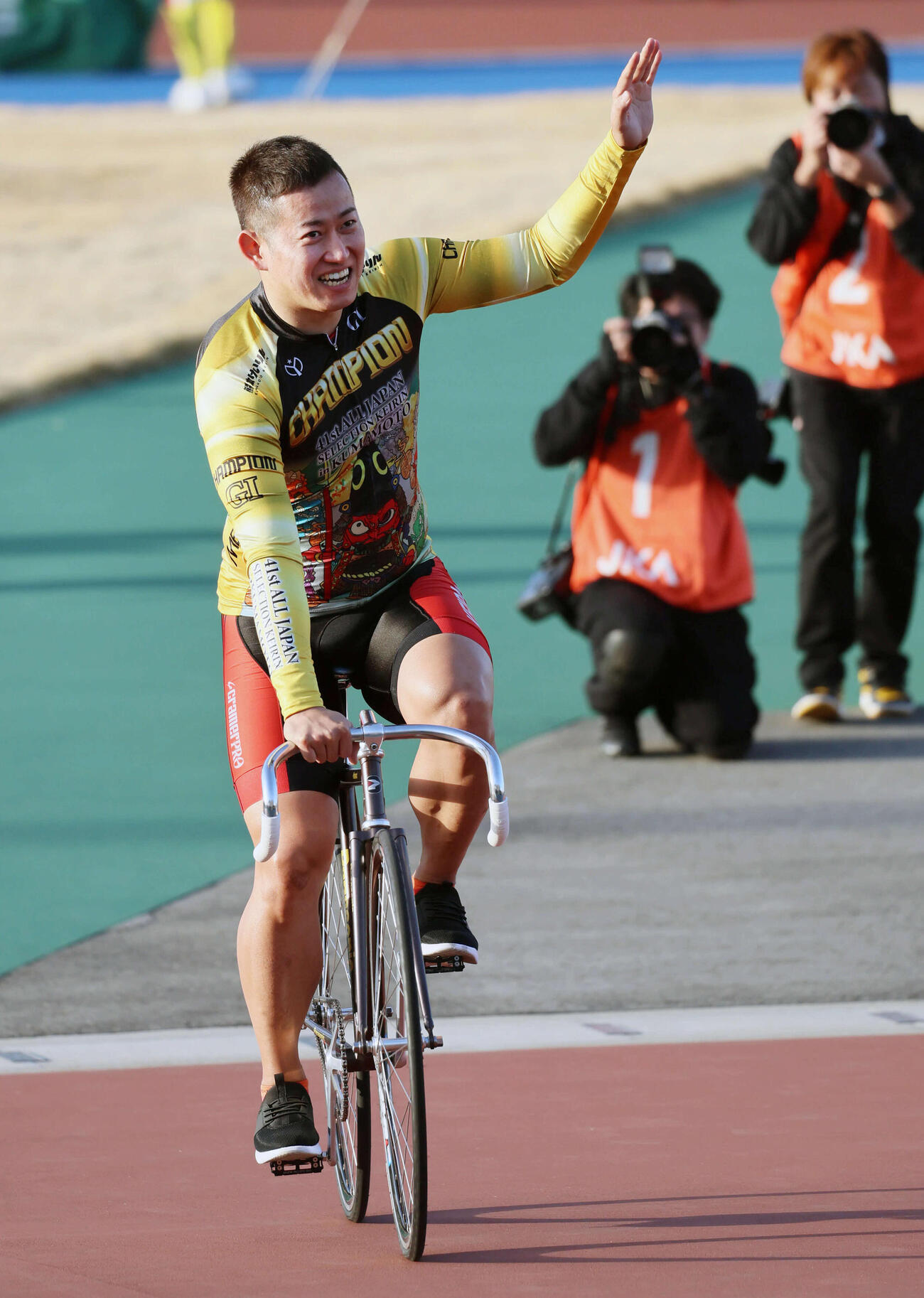 全日本選抜競輪で連覇を達成した脇本雄太は声援に応えながら引き揚げる（撮影・宮崎幸一）