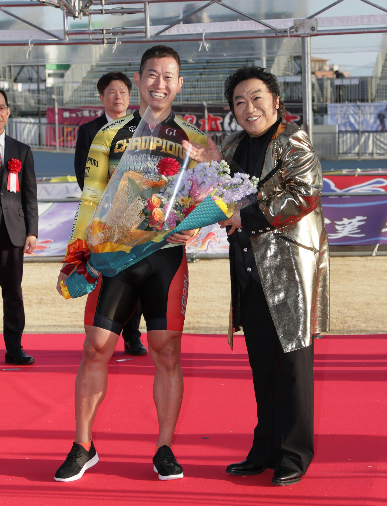 全日本選抜競輪で連覇を達成した脇本雄太は、コロッケから花束を受け取る（撮影・宮崎幸一）