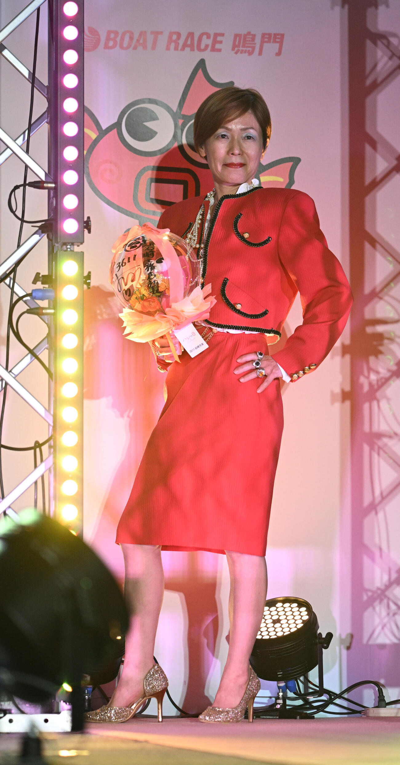 オープニングセレモニーでスナックのママ風で登場する岩崎芳美（撮影・和賀正仁）