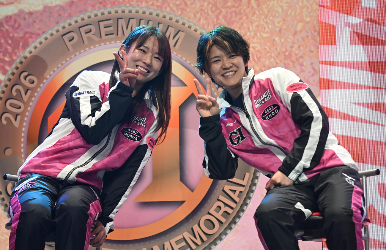 ドリーム戦に出場する守屋美穂（左）と遠藤エミは選手紹介でVサイン（撮影・和賀正仁）