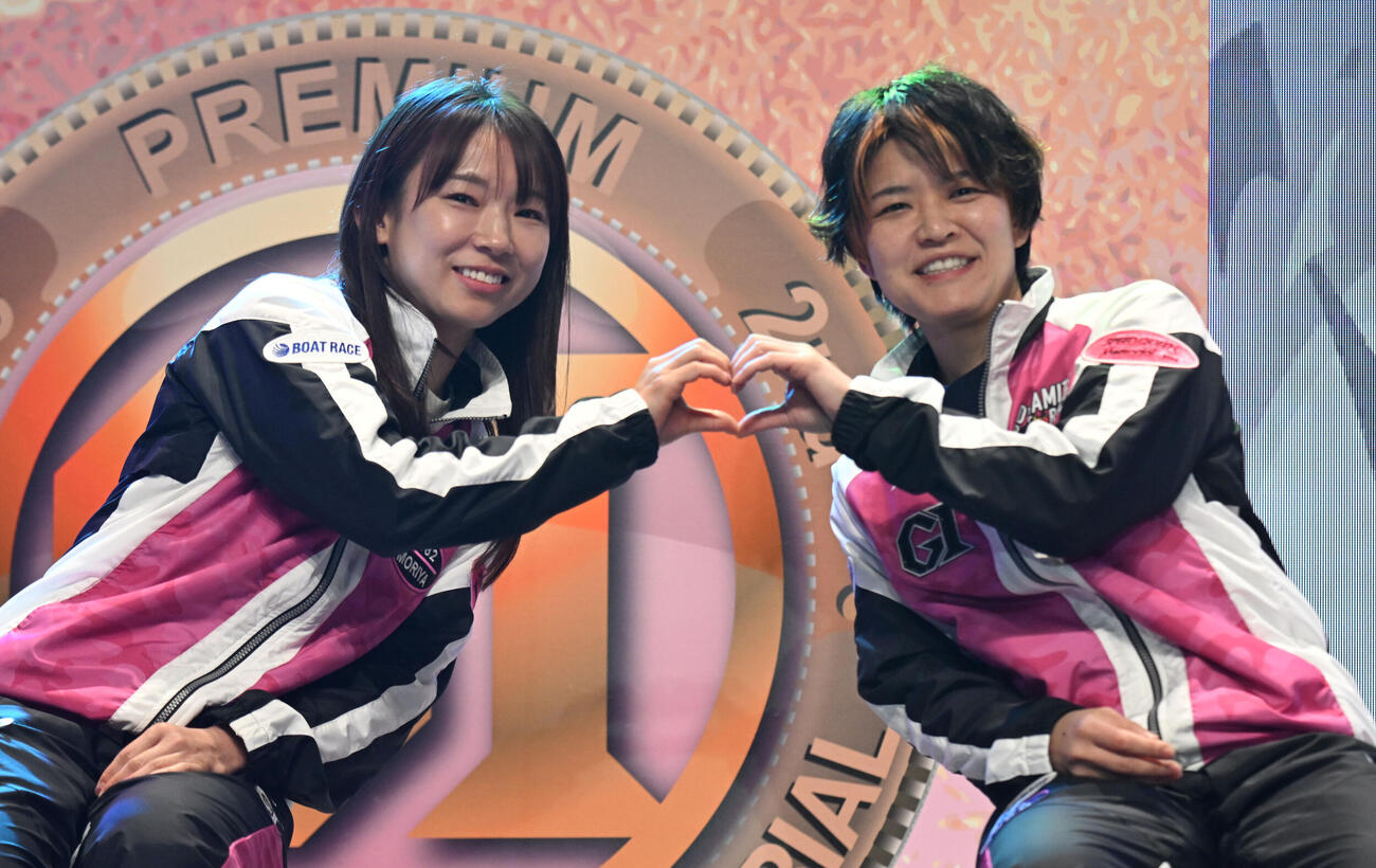 ドリーム戦に出場する守屋美穂（左）と遠藤エミは選手紹介でハートマーク（撮影・和賀正仁）