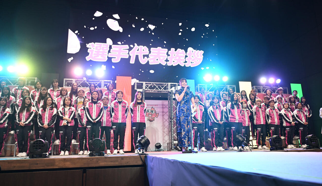 オープニングセレモニーで選手を代表しあいさつする井上遥妃（撮影・和賀正仁）