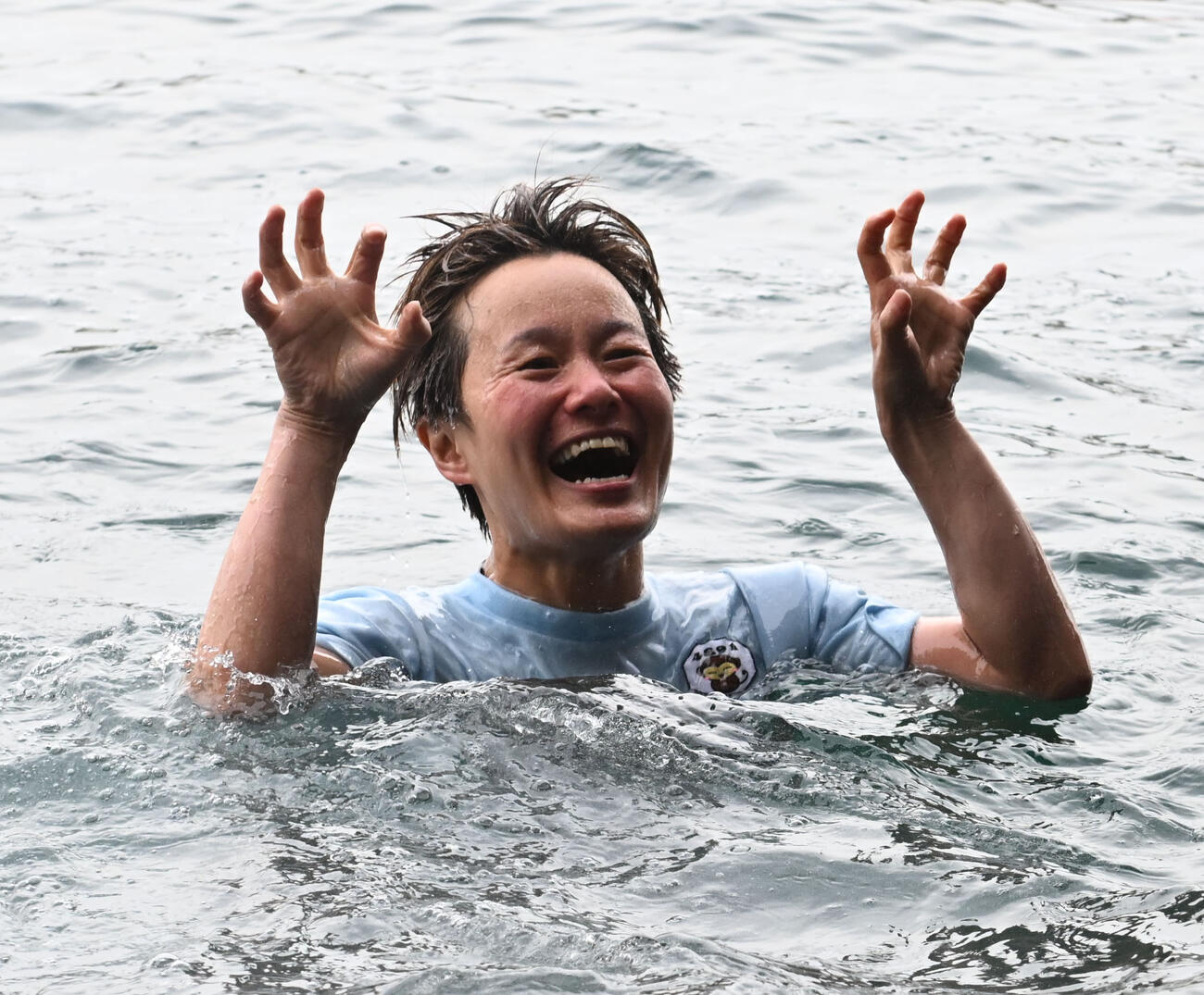 G1初勝利を挙げ水神祭を受けた寺島美里は喜びのポーズ