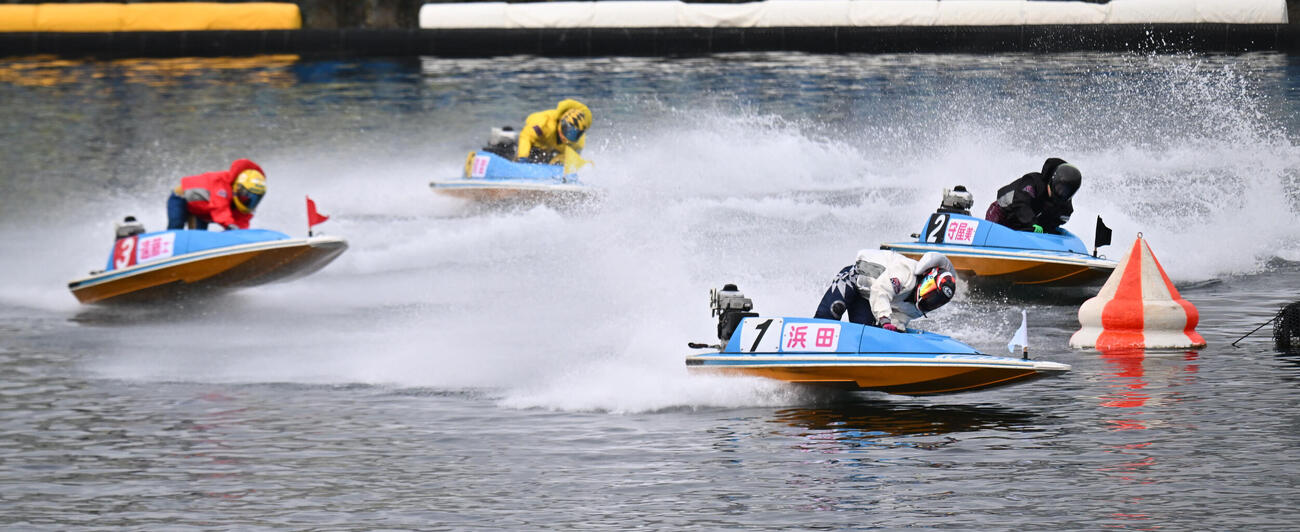 12Rドリーム戦　1周目2マークをトップで回る浜田亜理沙（撮影・和賀正仁）