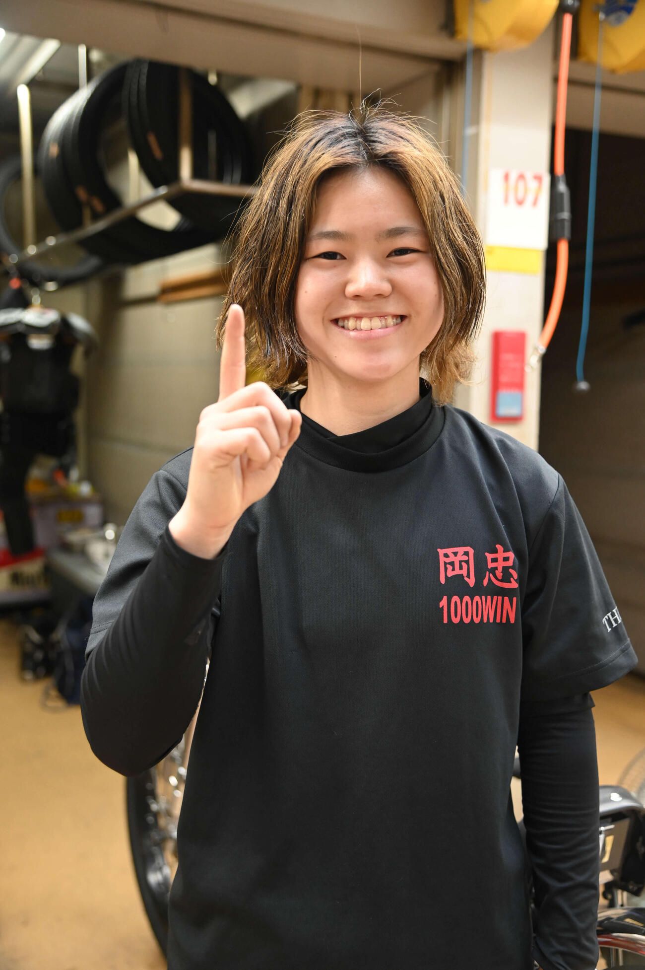 自己ベストで今年初勝利を挙げた宮司佳奈は1着ポーズ