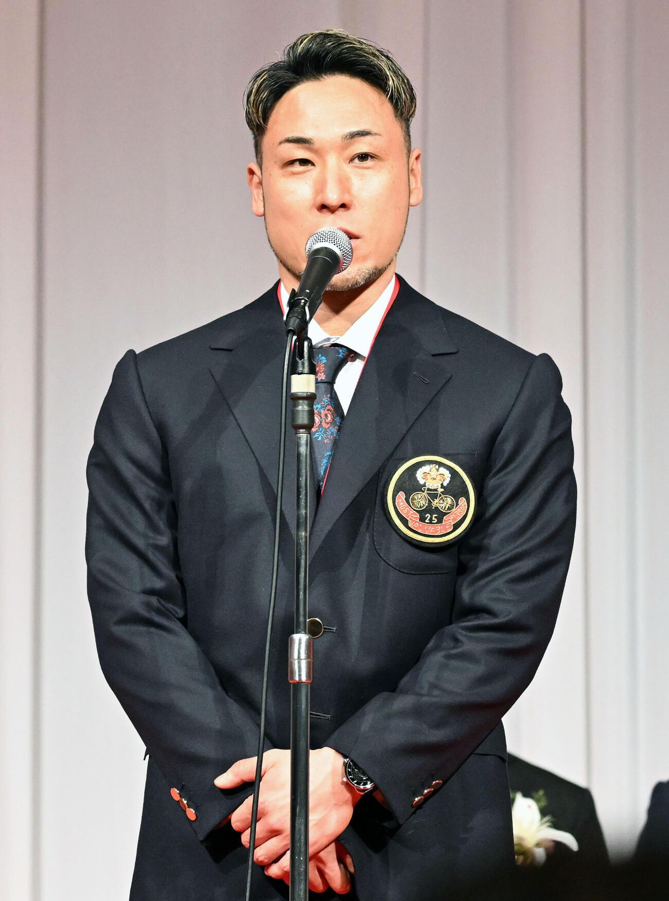 競輪の2025年優秀選手表彰式で、最優秀選手賞を受賞し、あいさつする郡司浩平（撮影・千葉一成）
