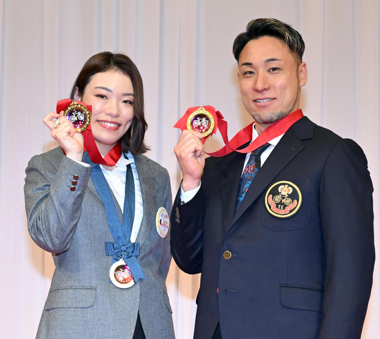 競輪の2025年優秀選手表彰式で、最優秀選手賞を受賞した郡司浩平（右）と佐藤水菜（撮影・千葉一成）