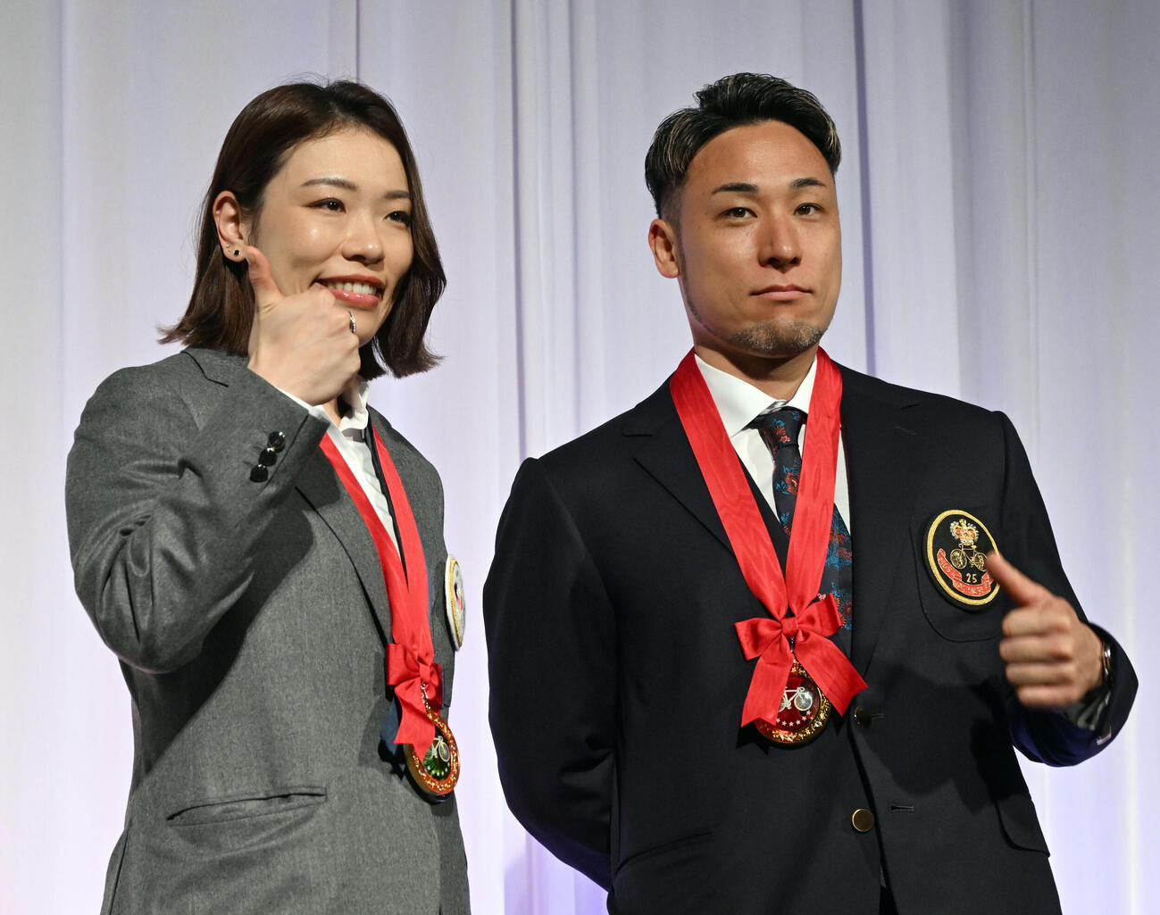 競輪の2025年優秀選手表彰式後の祝賀会でポーズをとる最優秀選手賞を受賞した郡司浩平（右）と佐藤水菜（撮影・千葉一成）