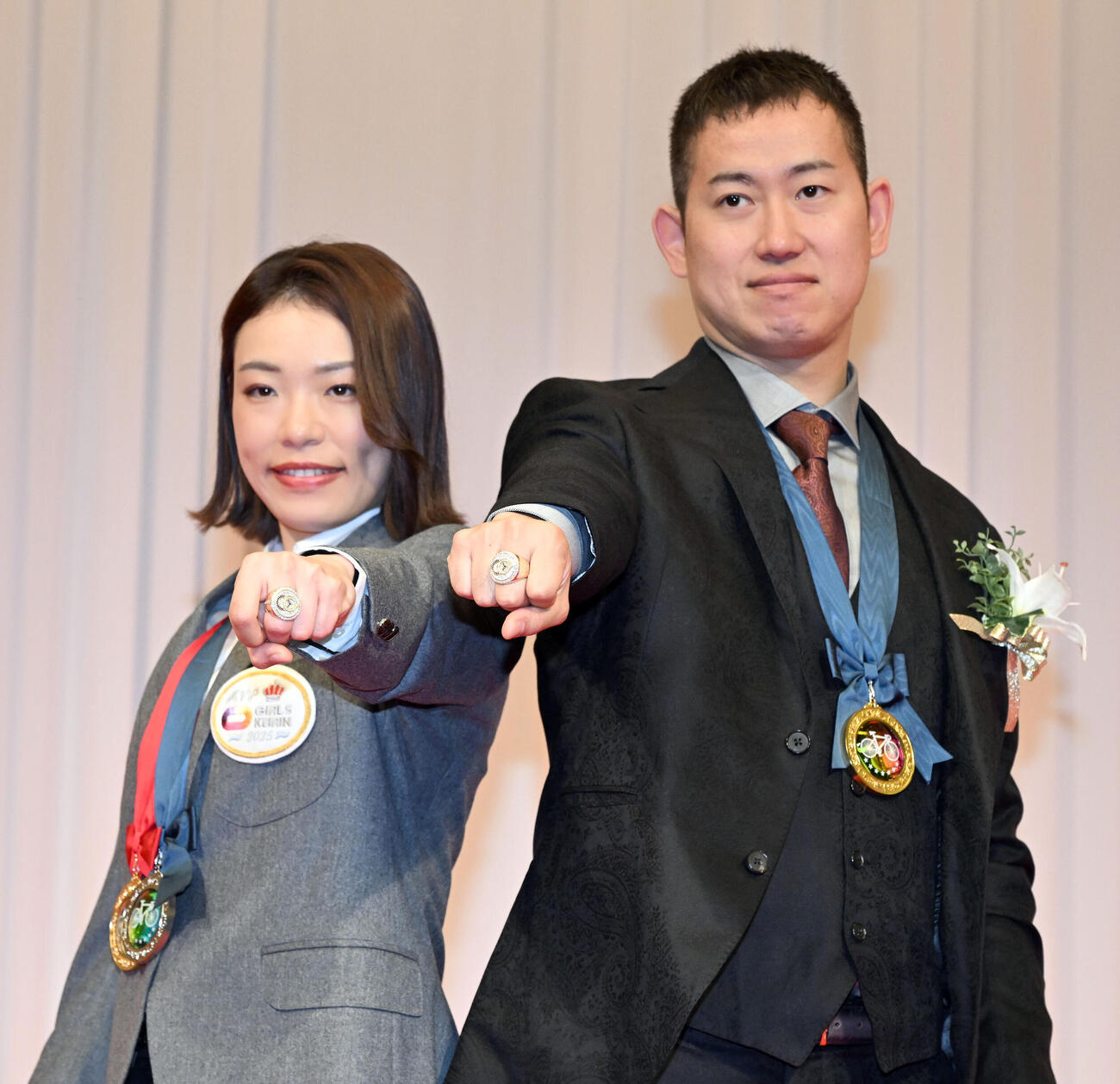 競輪の2025年優秀選手表彰式で、優秀選手賞を受賞した脇本雄太（右）と佐藤水菜（撮影・千葉一成）