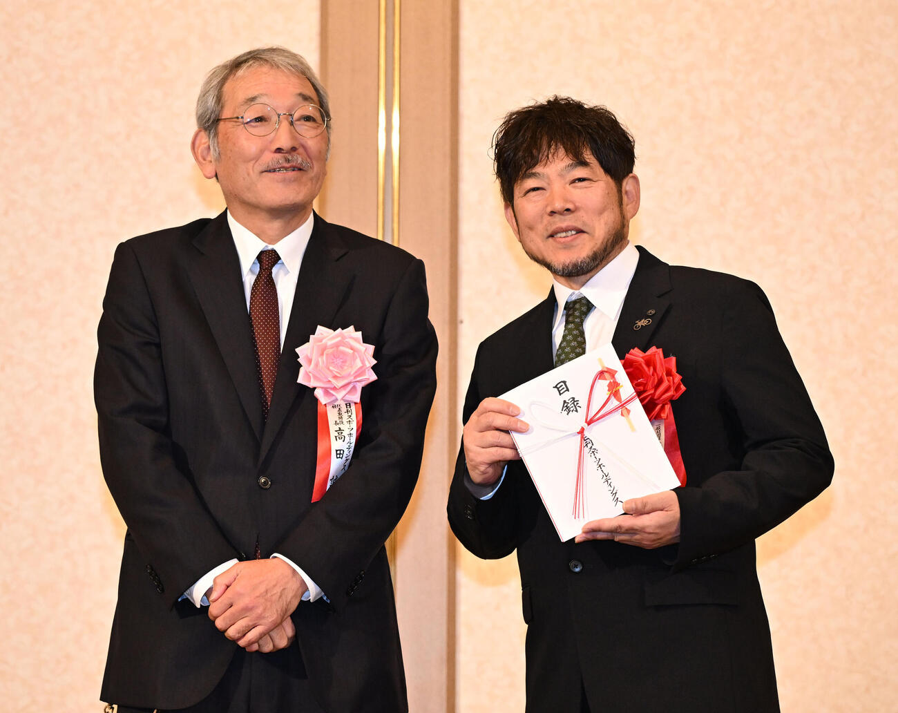 日刊スポーツ制定2025年第39回競輪年間三賞表彰式　日刊スポーツの高田社長（左）と記念写真に納まるガールズ特別賞を受賞した佐藤の代理の日本競輪選手会の古原常務理事（撮影・千葉一成）
