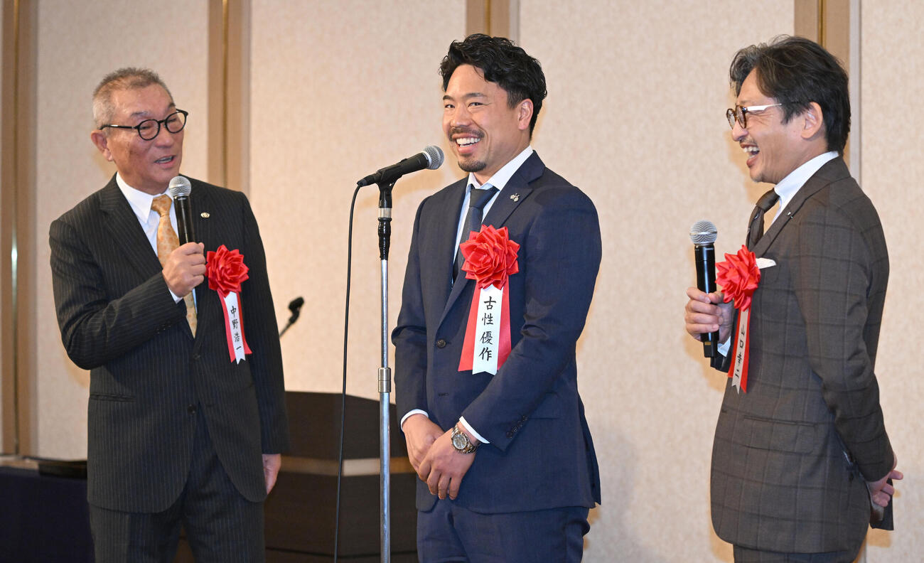 日刊スポーツ制定2025年第39回競輪年間三賞表彰式　本紙評論家の中野氏（左）、山口氏（右）とトークセッションする技能賞の古性（撮影・千葉一成）