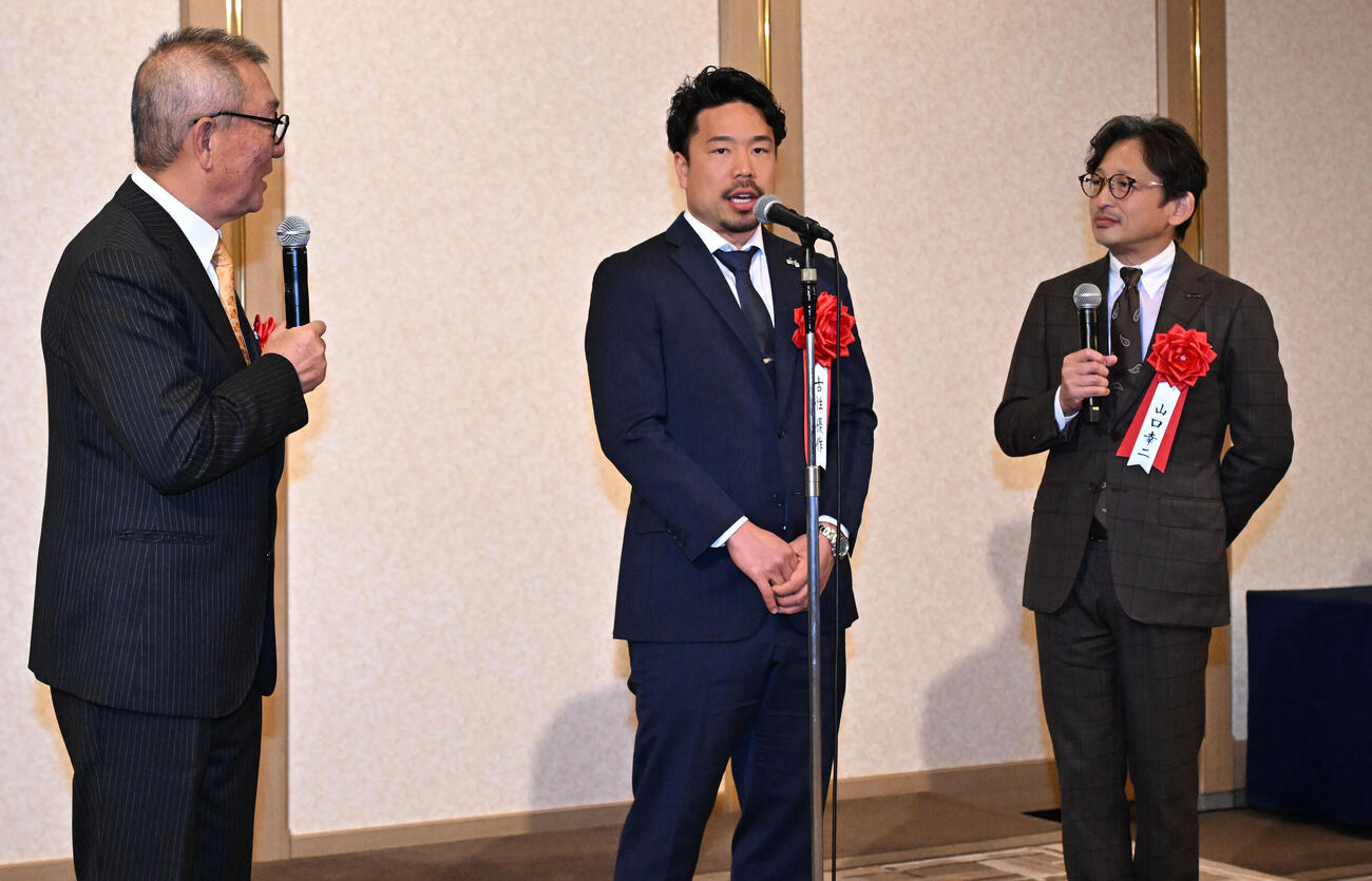 日刊スポーツ制定2025年第39回競輪年間三賞表彰式　本紙評論家の中野氏（左）、山口氏（右）とトークセッションする技能賞の古性（撮影・千葉一成）