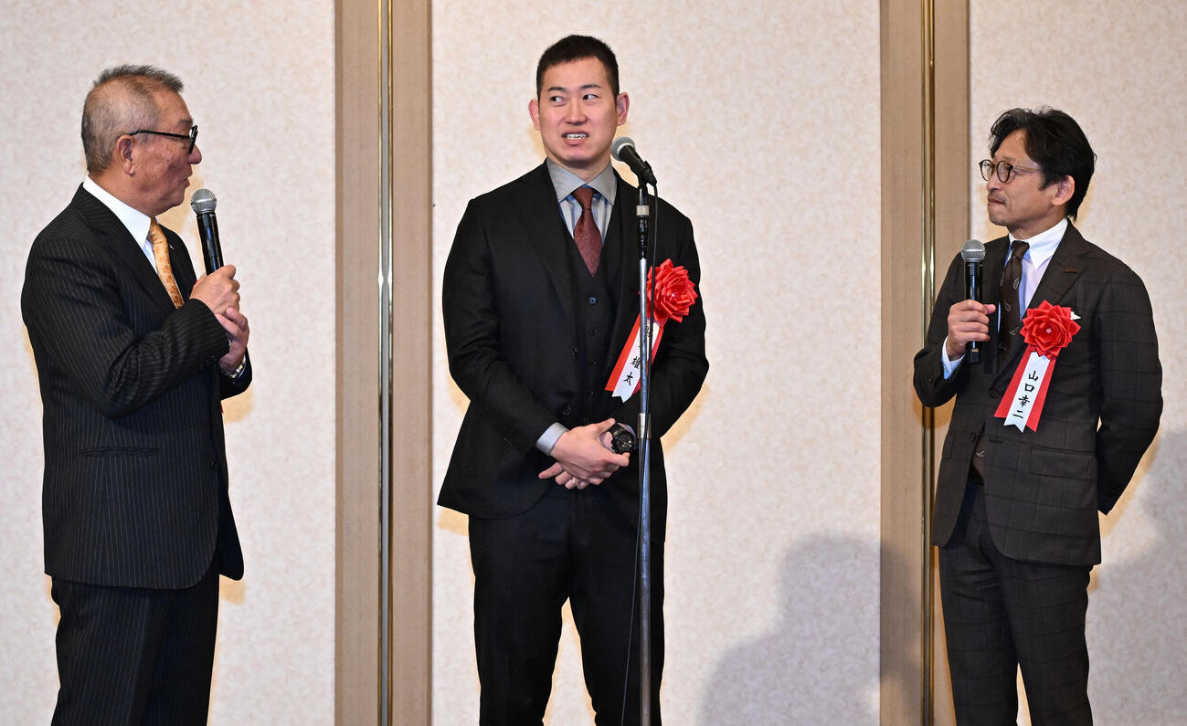 日刊スポーツ制定2025年第39回競輪年間三賞表彰式　本紙評論家の中野氏（左）、山口氏（右）とトークセッションする敢闘賞の脇本（撮影・千葉一成）