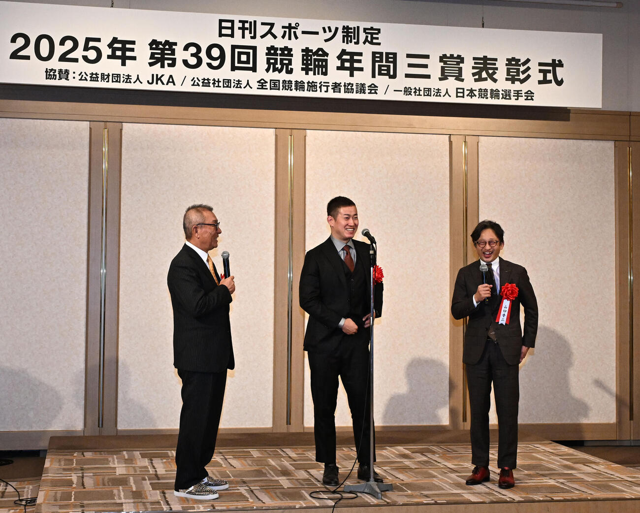 日刊スポーツ制定2025年第39回競輪年間三賞表彰式　本紙評論家の中野氏（左）、山口氏（右）とトークセッションする敢闘賞の脇本（撮影・千葉一成）