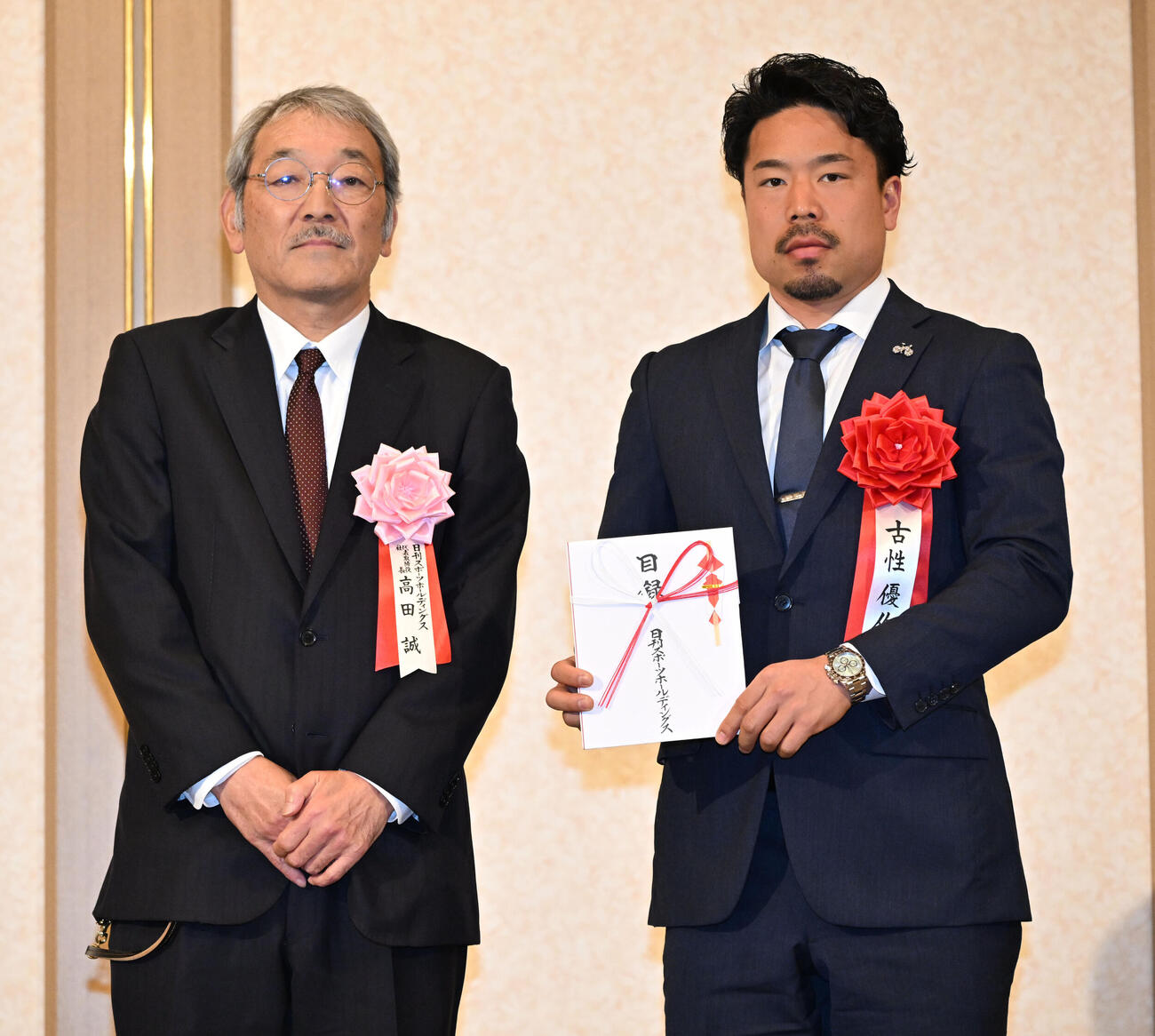 日刊スポーツ制定2025年第39回競輪年間三賞表彰式　技能賞を受賞し、日刊スポーツの高田社長（左）と記念写真に納まる古性（撮影・千葉一成）